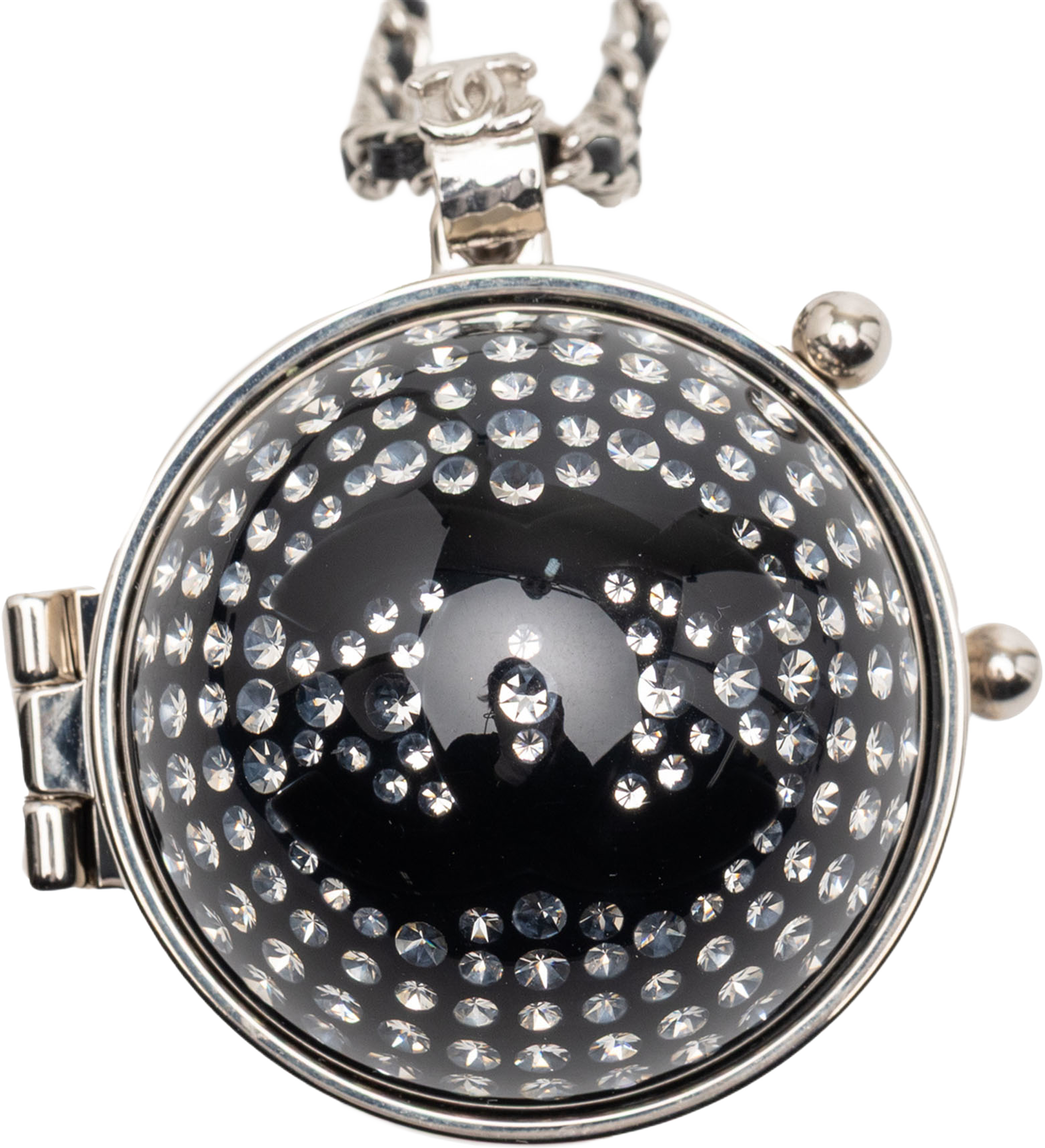 Chanel Cc Silver Plated Lambskin Woven Resin Crystal Mirror Ball Pendant Necklace, från Luxclusif, i färgen silver. Klicka för att öppna bilden i stort format
