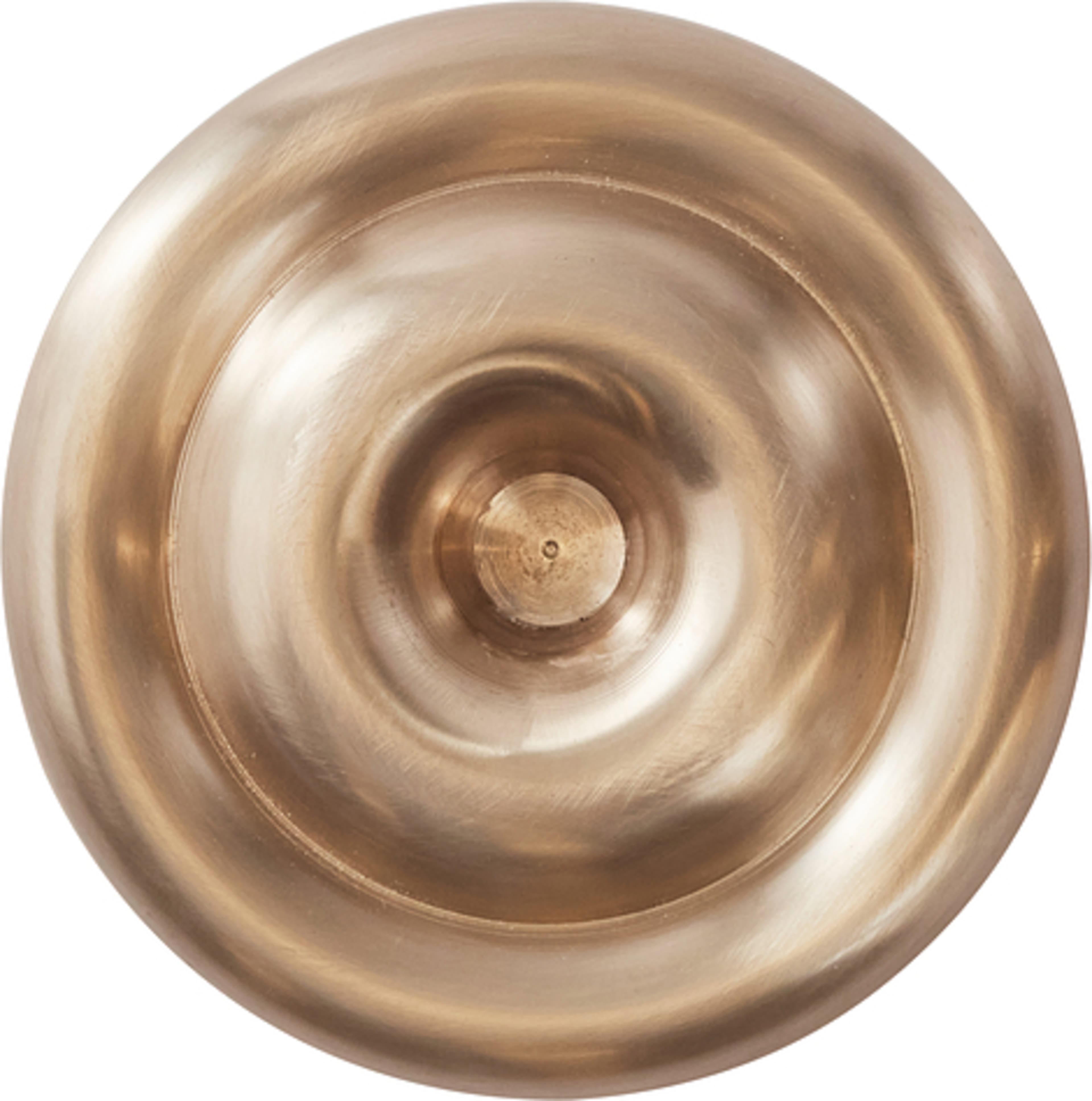Savi Solid Brass Candleholder - Low, från OYOY Living, i färgen brushed brass. Klicka för att öppna bilden i stort format