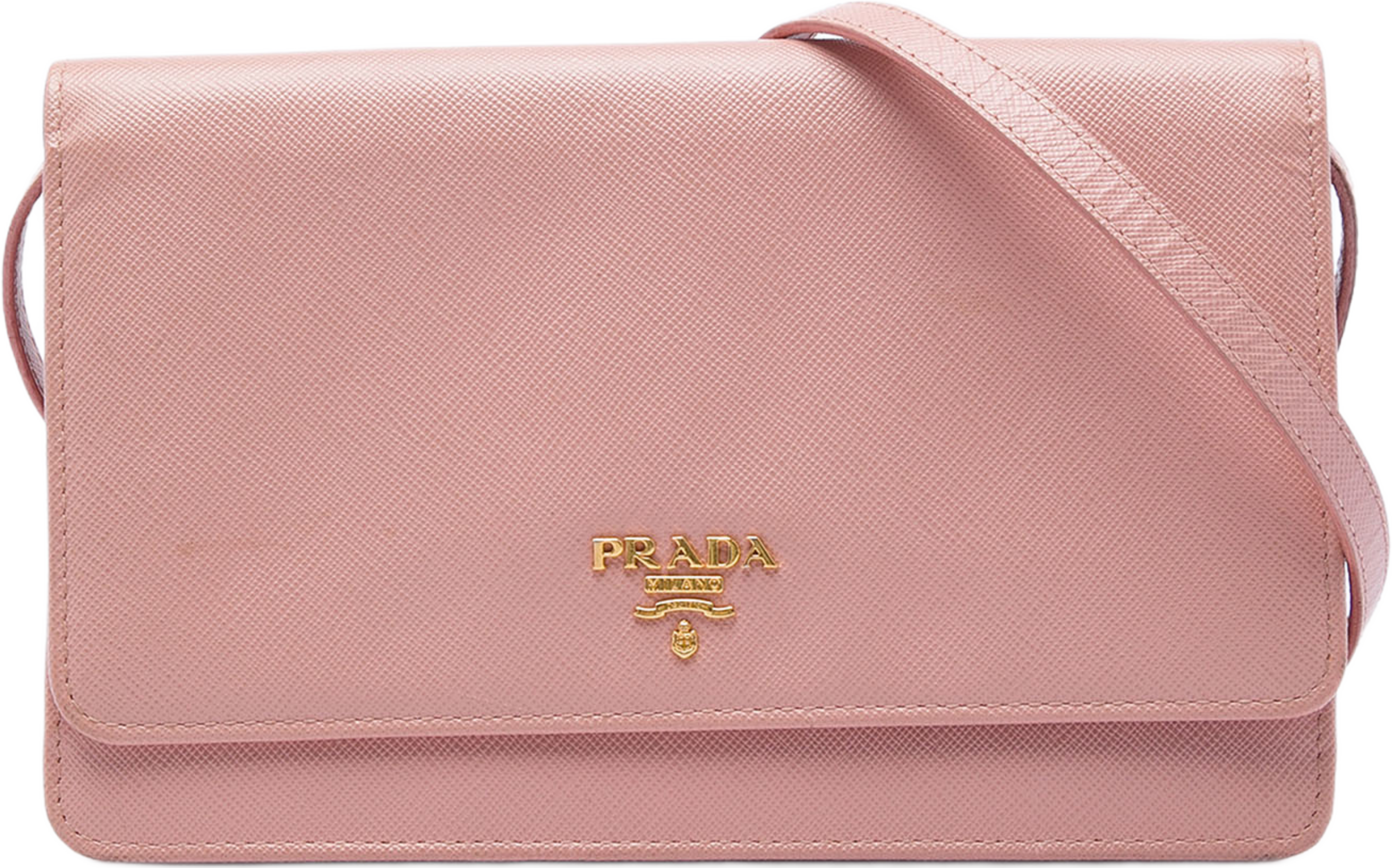 Prada Saffiano Wallet On Strap, från Luxclusif, i färgen rosa. Klicka för att öppna bilden i stort format