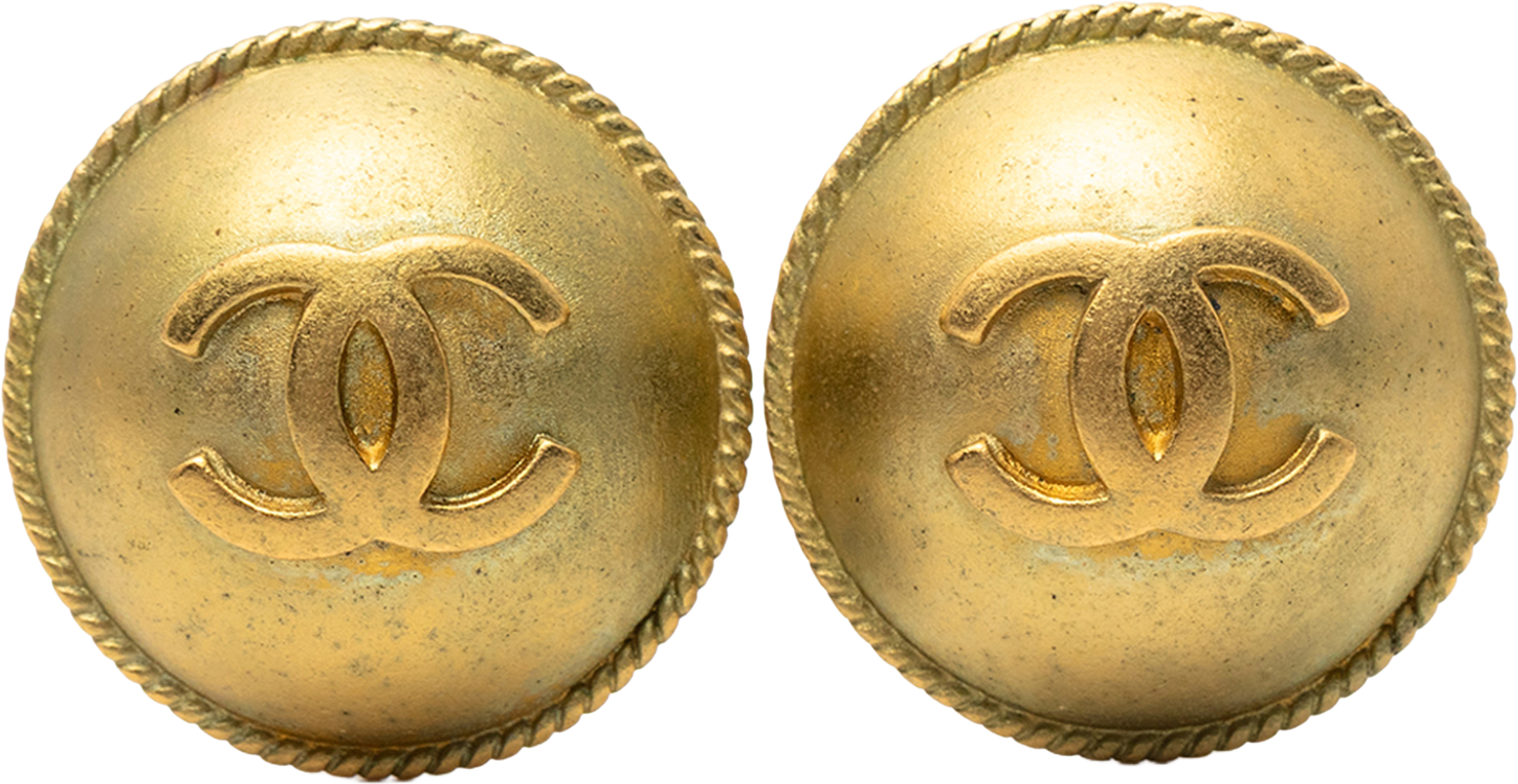 Chanel Cc Gold Plated Round Clip On Earrings, från Luxclusif, i färgen gold. Klicka för att öppna bilden i stort format