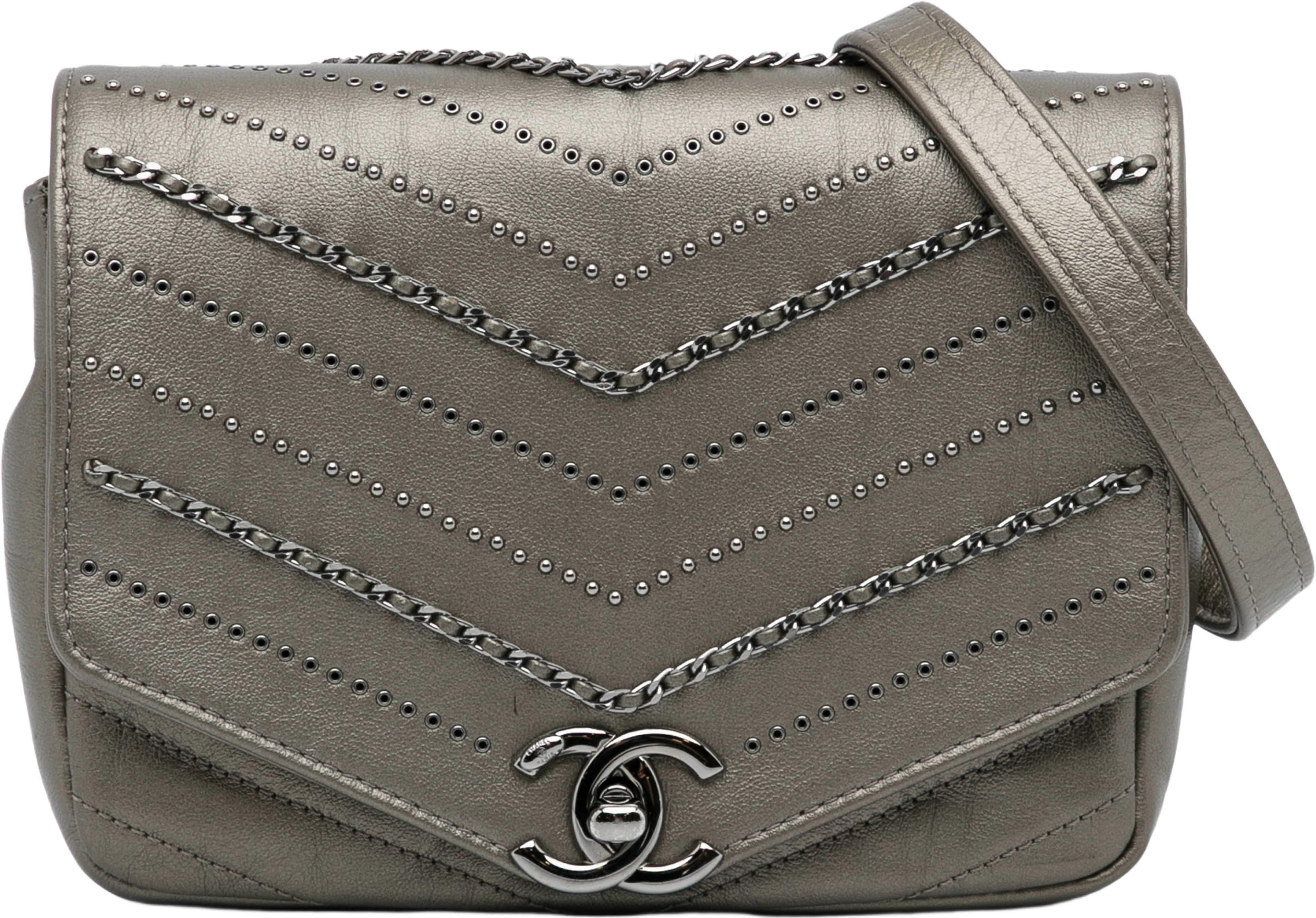Chanel Mini Embellished Calfskin Chevron Square Envelop Flap, från Luxclusif, i färgen gray. Klicka för att öppna bilden i stort format