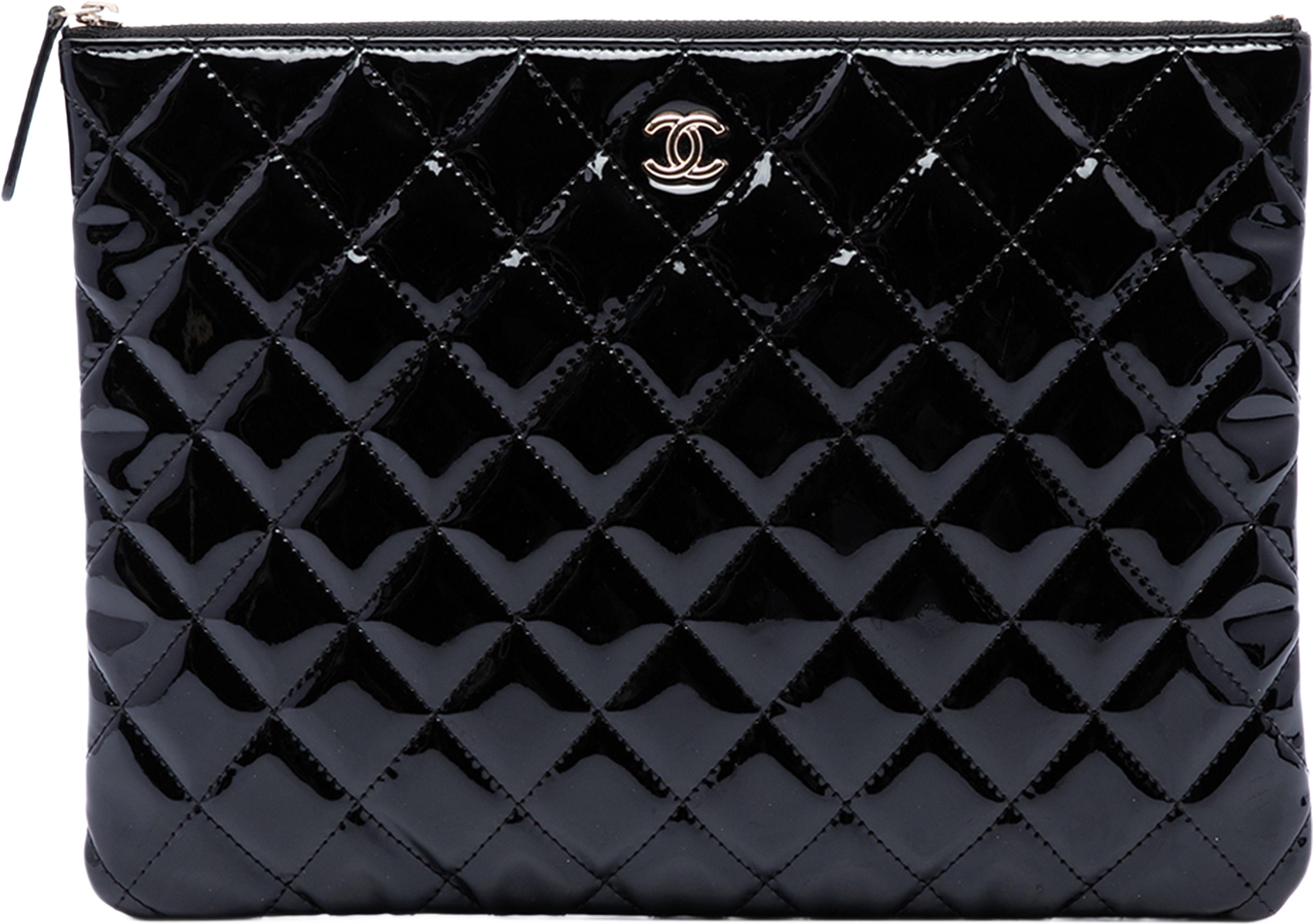 Chanel Medium Quilted Patent O Case Clutch, från Luxclusif, i färgen svart. Klicka för att öppna bilden i stort format