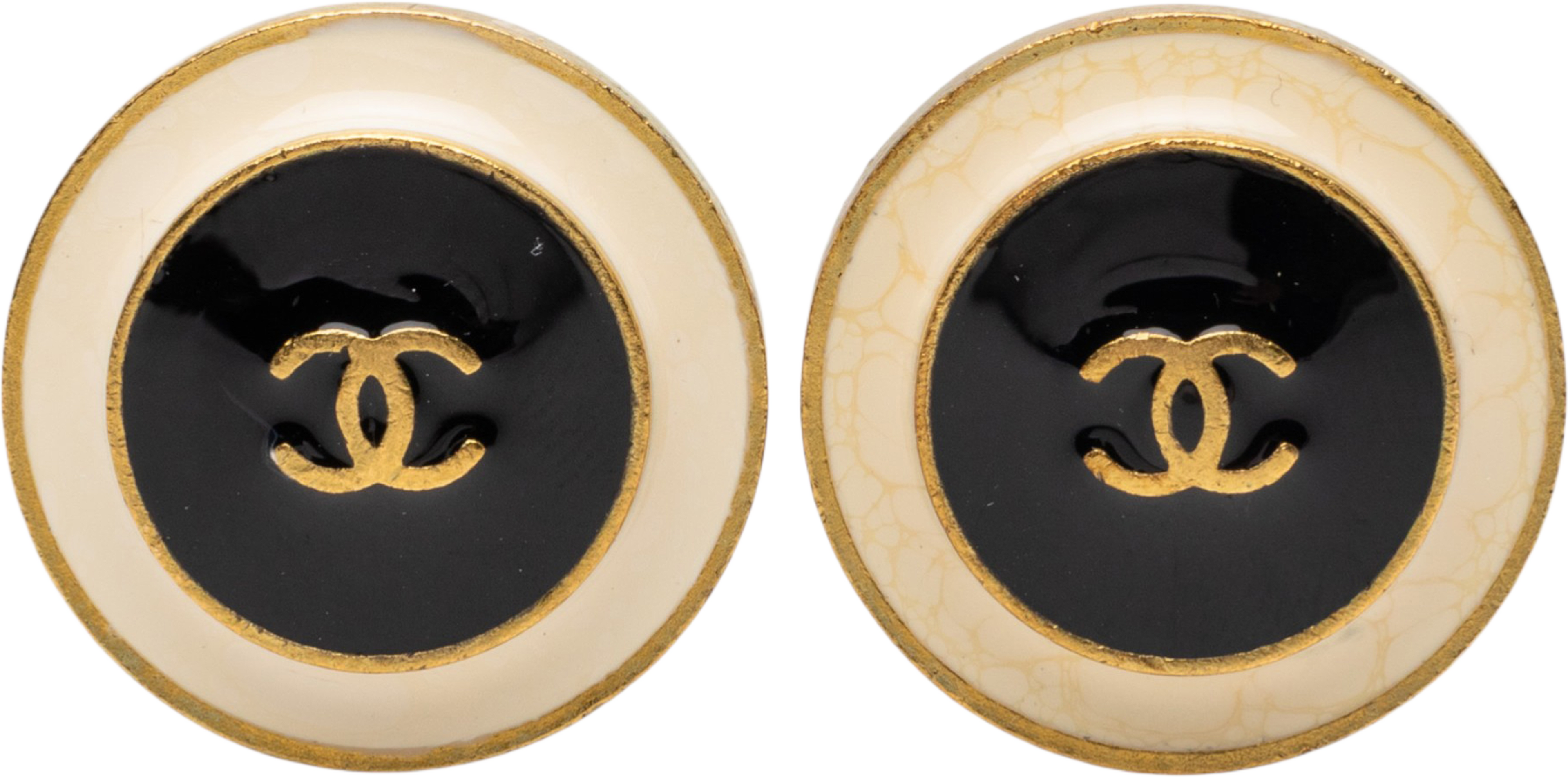 Chanel Cc Gold Plated And Enamel Round Button Clip On Earrings, från Luxclusif, i färgen gold. Klicka för att öppna bilden i stort format