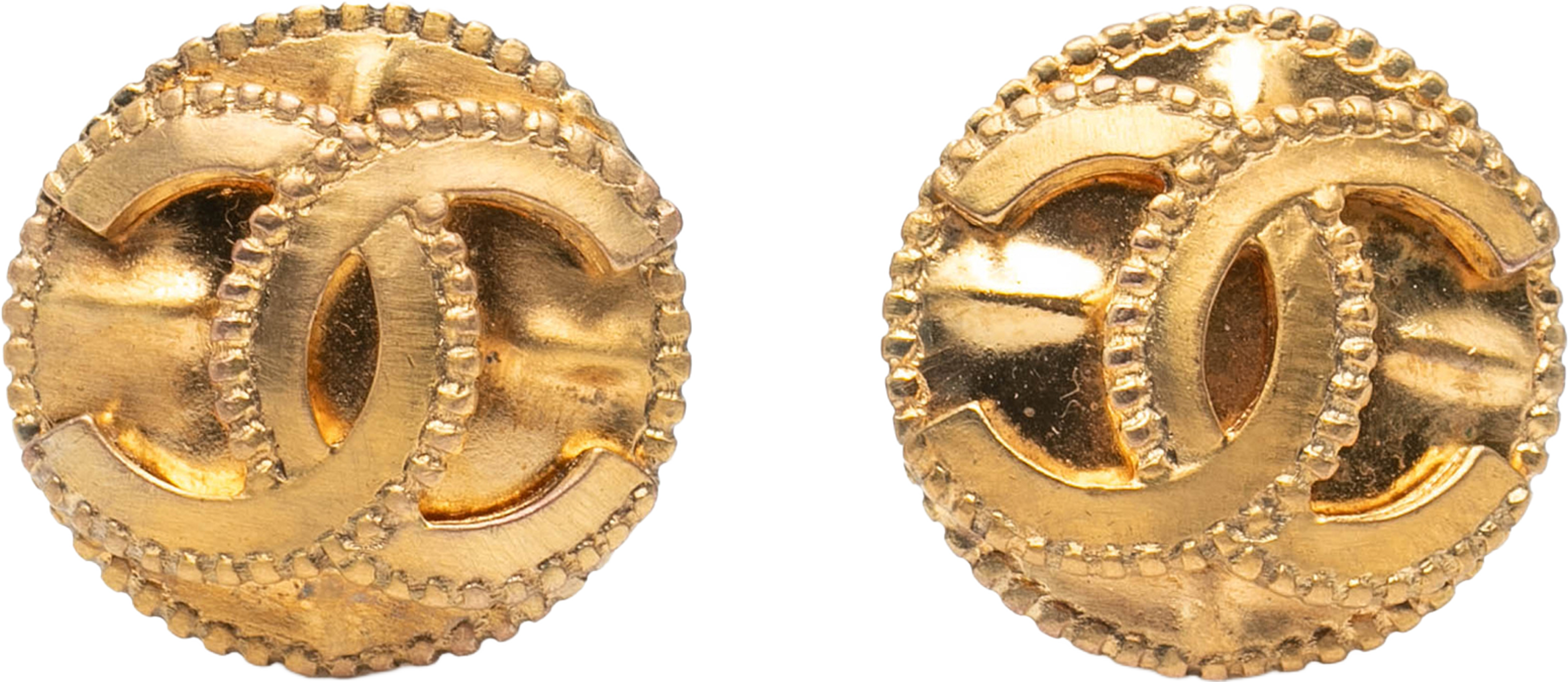 Chanel Cc Gold Plated Round Clip On Earrings, från Luxclusif, i färgen gold. Klicka för att öppna bilden i stort format