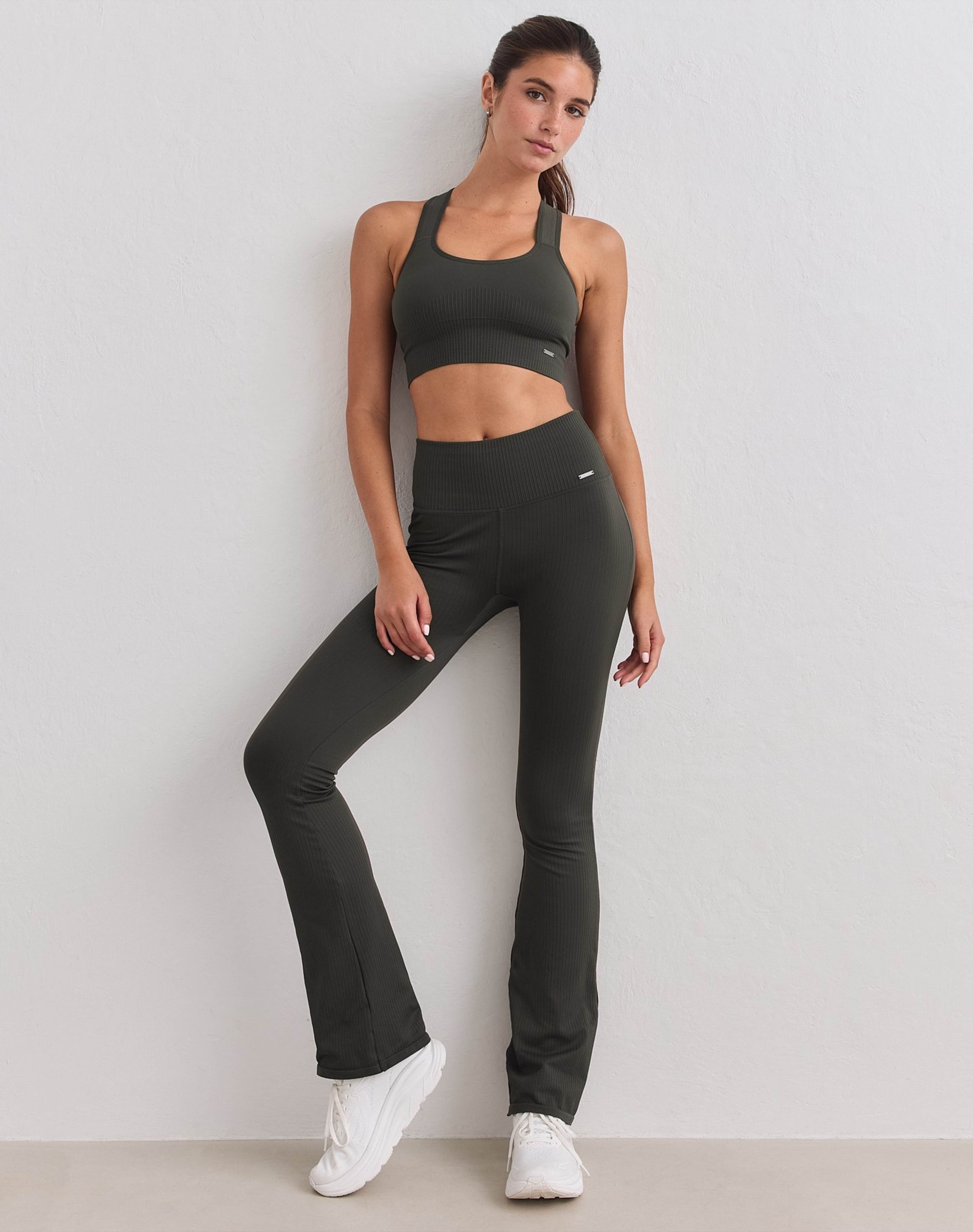 Ribbed Seamless Flare Tall Tights, från aim'n, i färgen dark ivy. Klicka för att öppna bilden i stort format