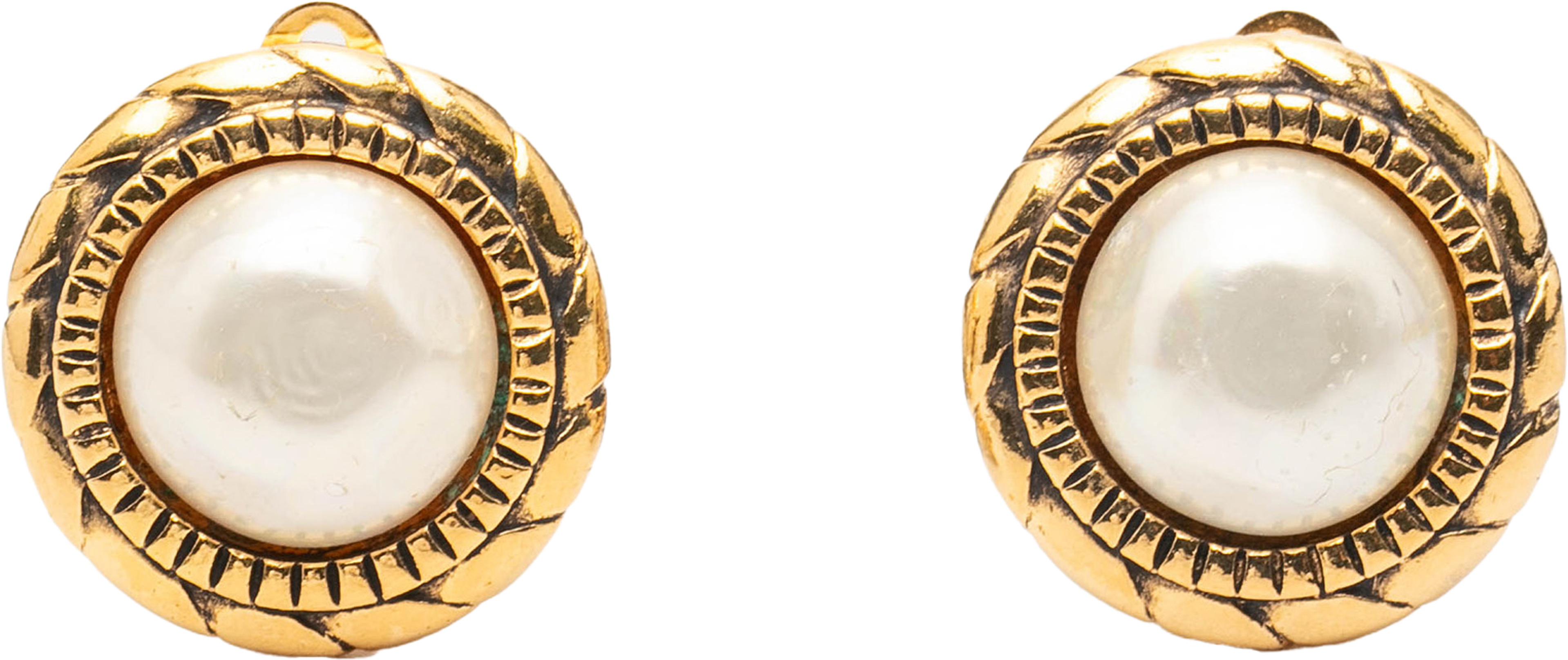 Chanel Gold Plated Faux Pearl Round Clip On Earrings, från Luxclusif, i färgen gold. Klicka för att öppna bilden i stort format