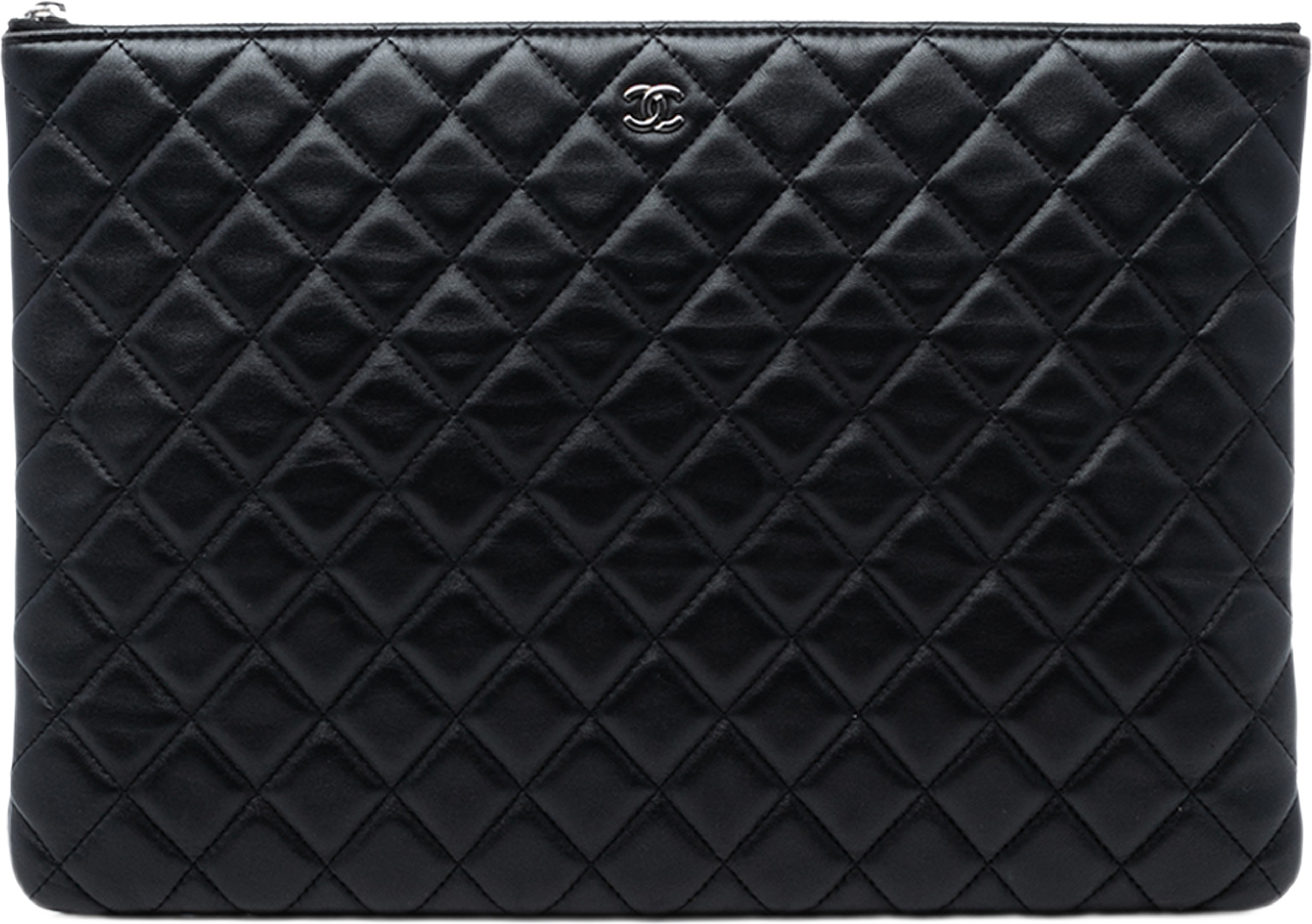 Chanel Large Quilted Lambskin O Case Clutch, från Luxclusif, i färgen svart. Klicka för att öppna bilden i stort format