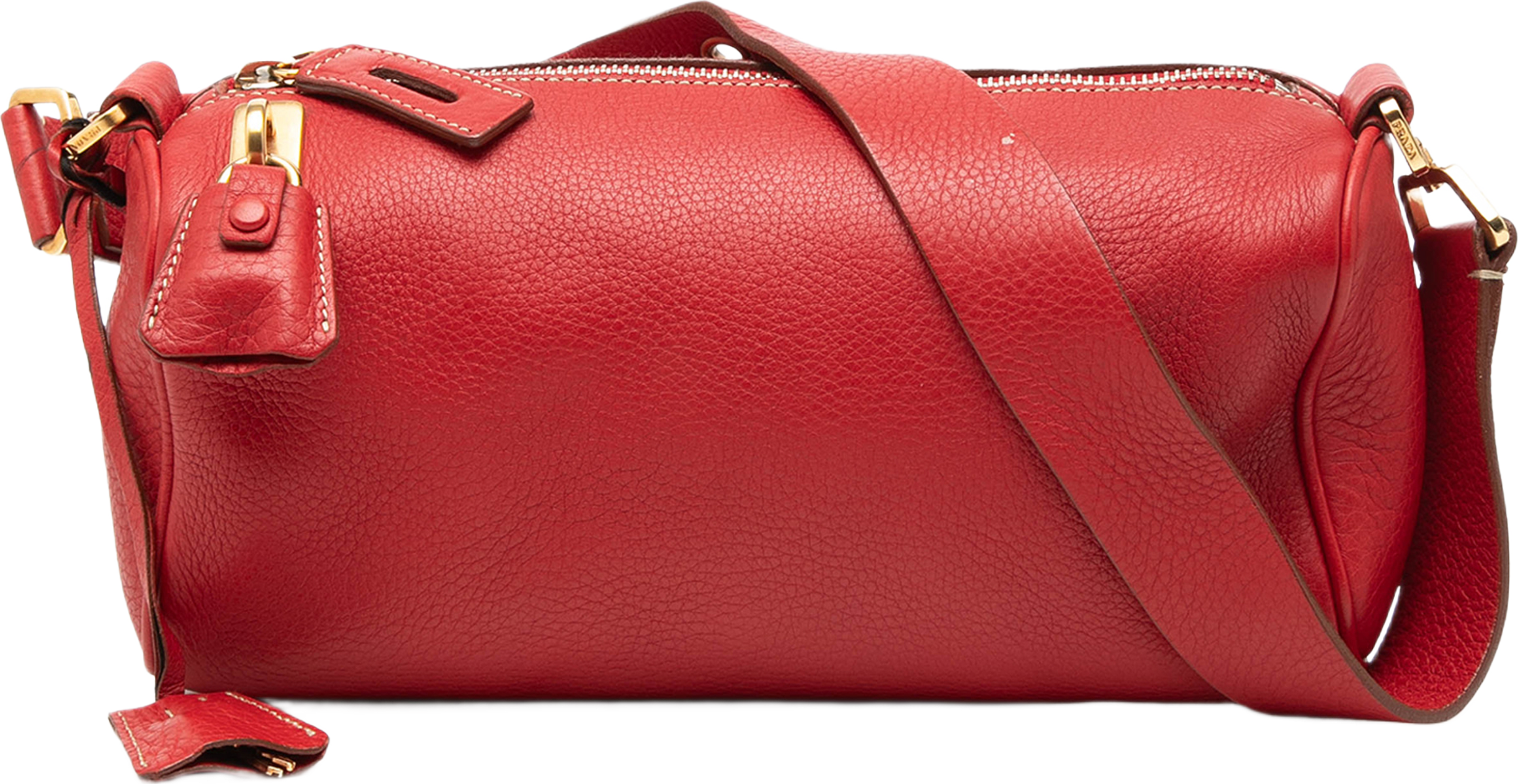 Prada Vitello Daino Shoulder Bag, från Luxclusif, i färgen red. Klicka för att öppna bilden i stort format