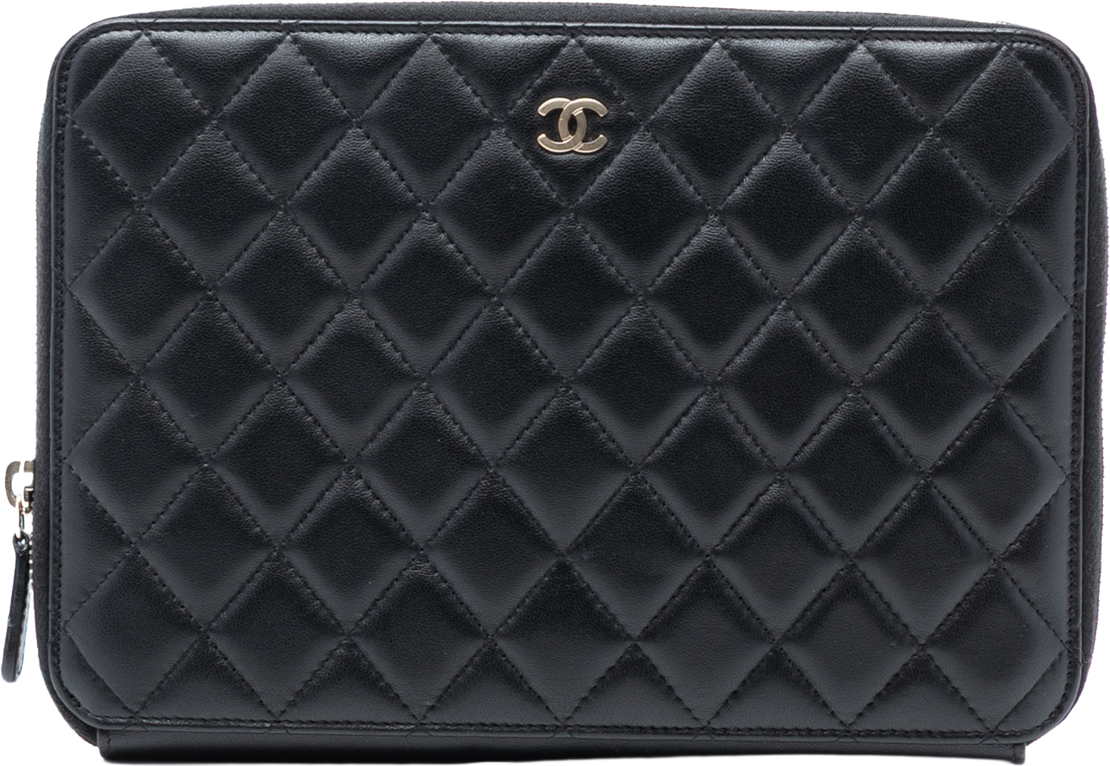 Chanel Cc Grained Calfskin Classic Zipped Travel Pouch, från Luxclusif, i färgen black. Klicka för att öppna bilden i stort format