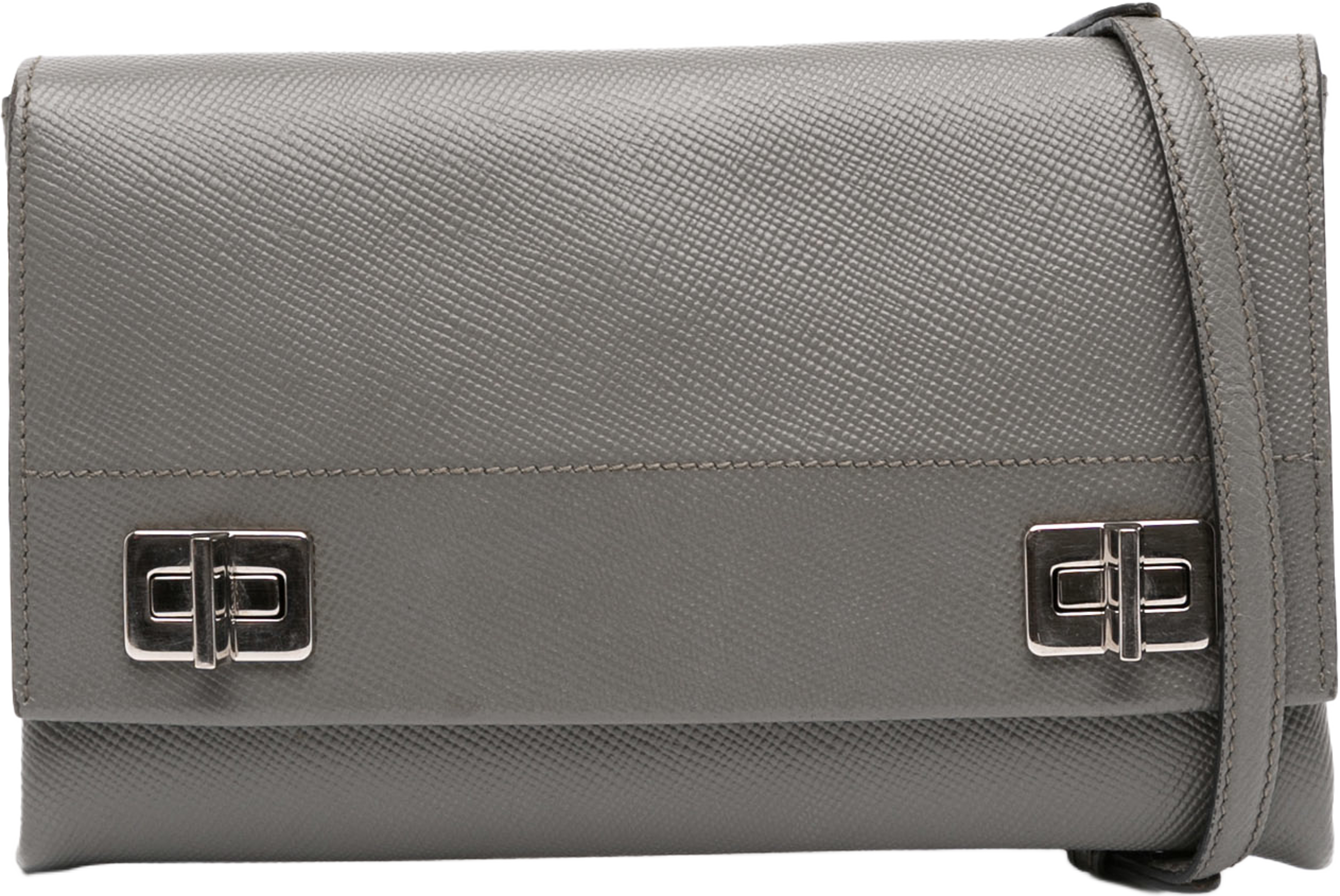 Prada Saffiano Cuir Twist Lock Chain Flap, från Luxclusif, i färgen gray. Klicka för att öppna bilden i stort format