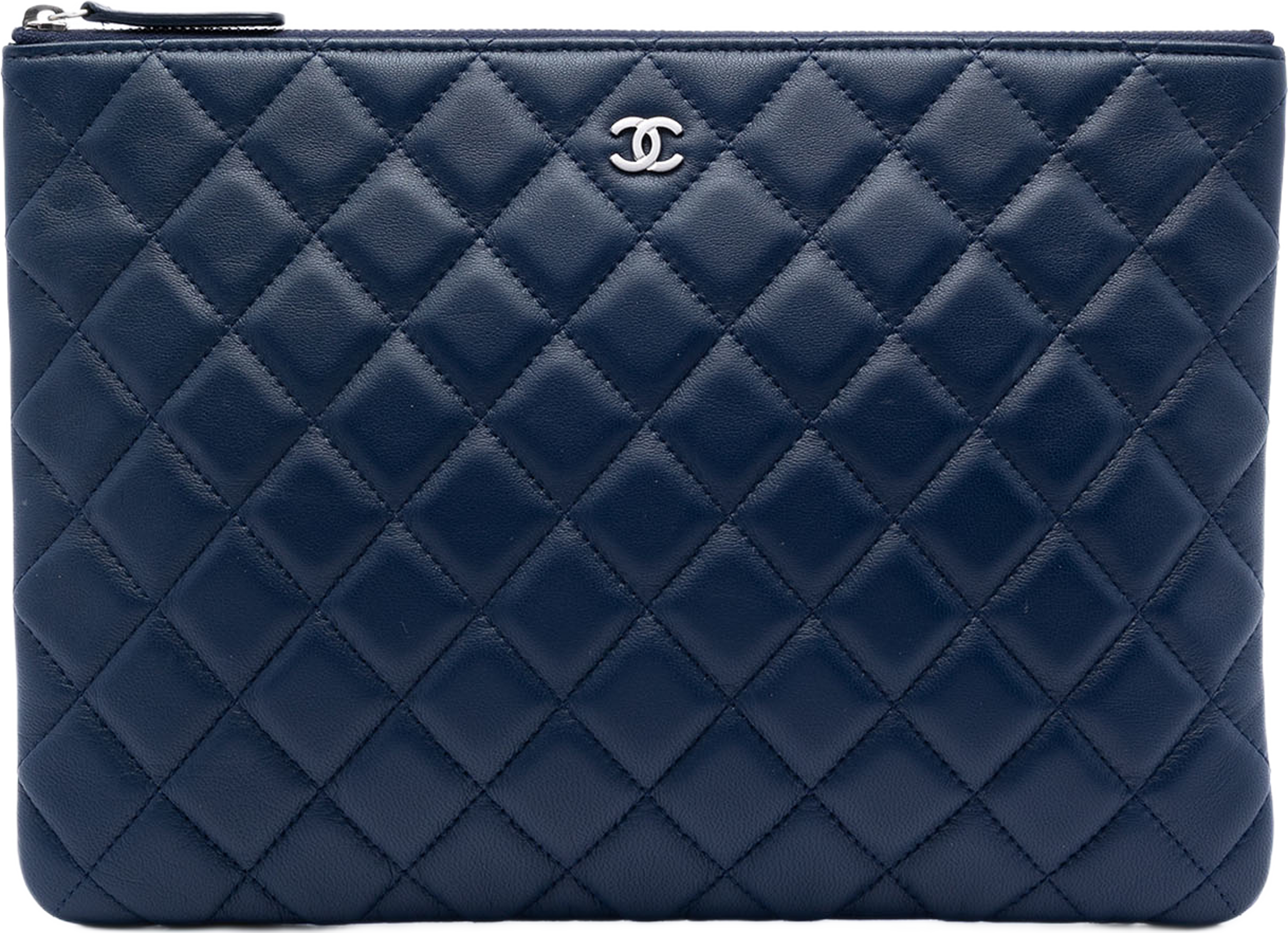 Chanel Medium Quilted Lambskin O Case Clutch, från Luxclusif, i färgen navy. Klicka för att öppna bilden i stort format