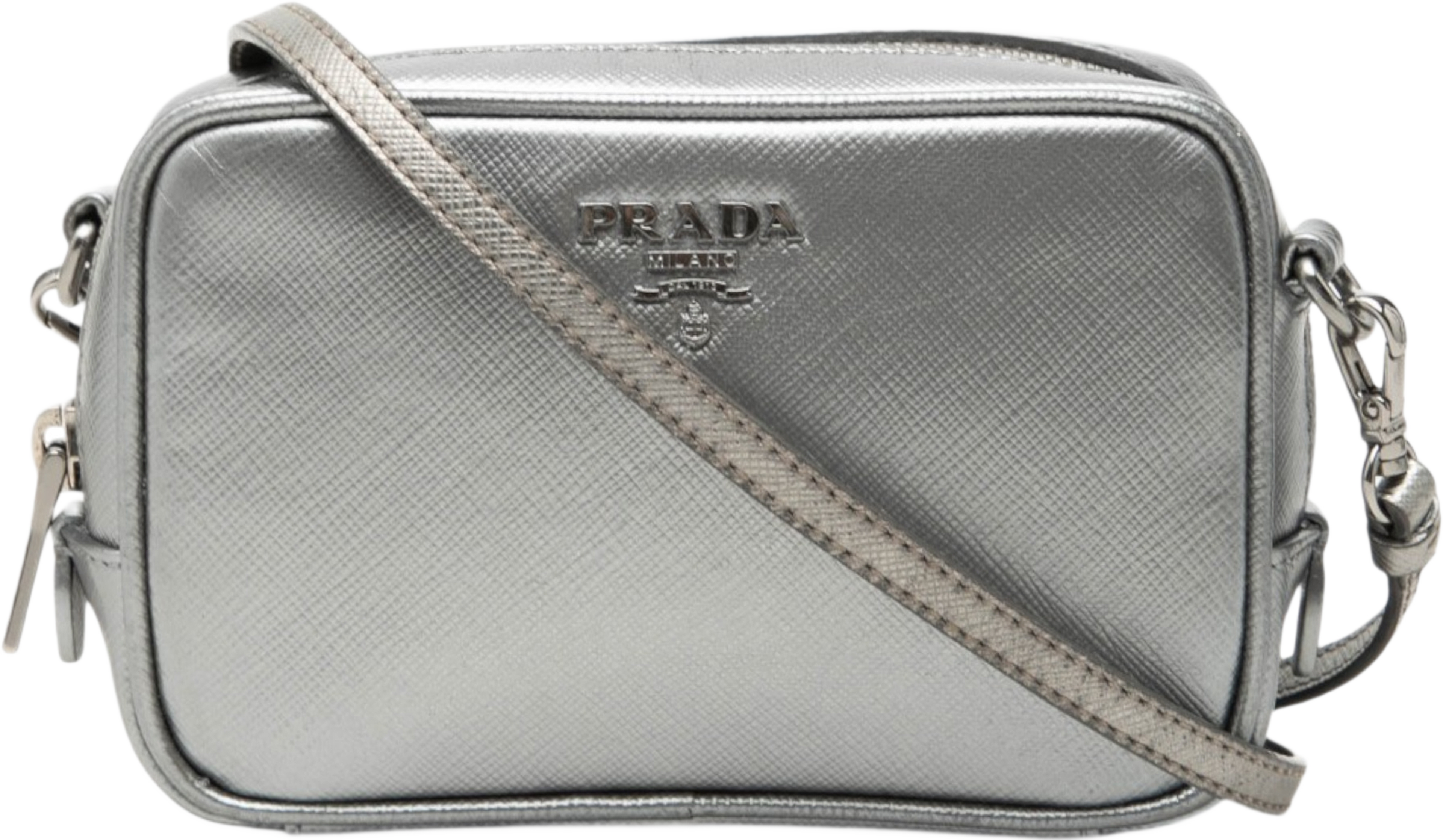 Prada Mini Metallic Saffiano Lux Camera Bag, från Luxclusif, i färgen silver. Klicka för att öppna bilden i stort format