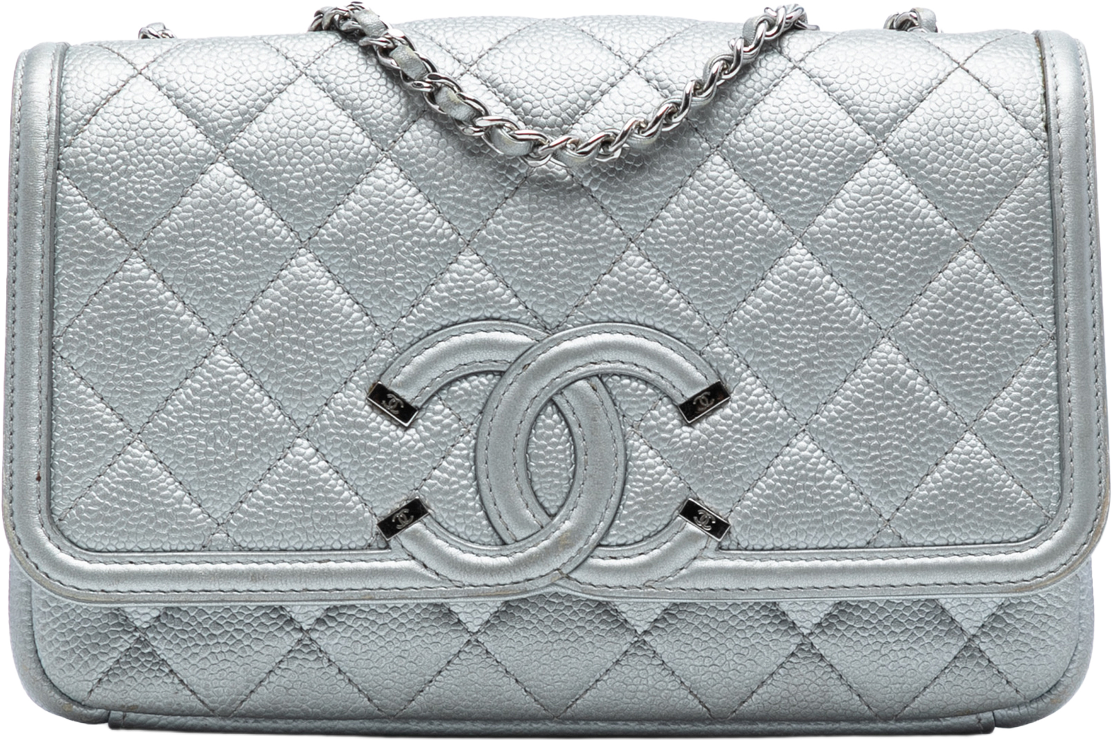 Chanel Small Quilted Metallic Caviar Cc Filigree Flap, från Luxclusif, i färgen silver. Klicka för att öppna bilden i stort format