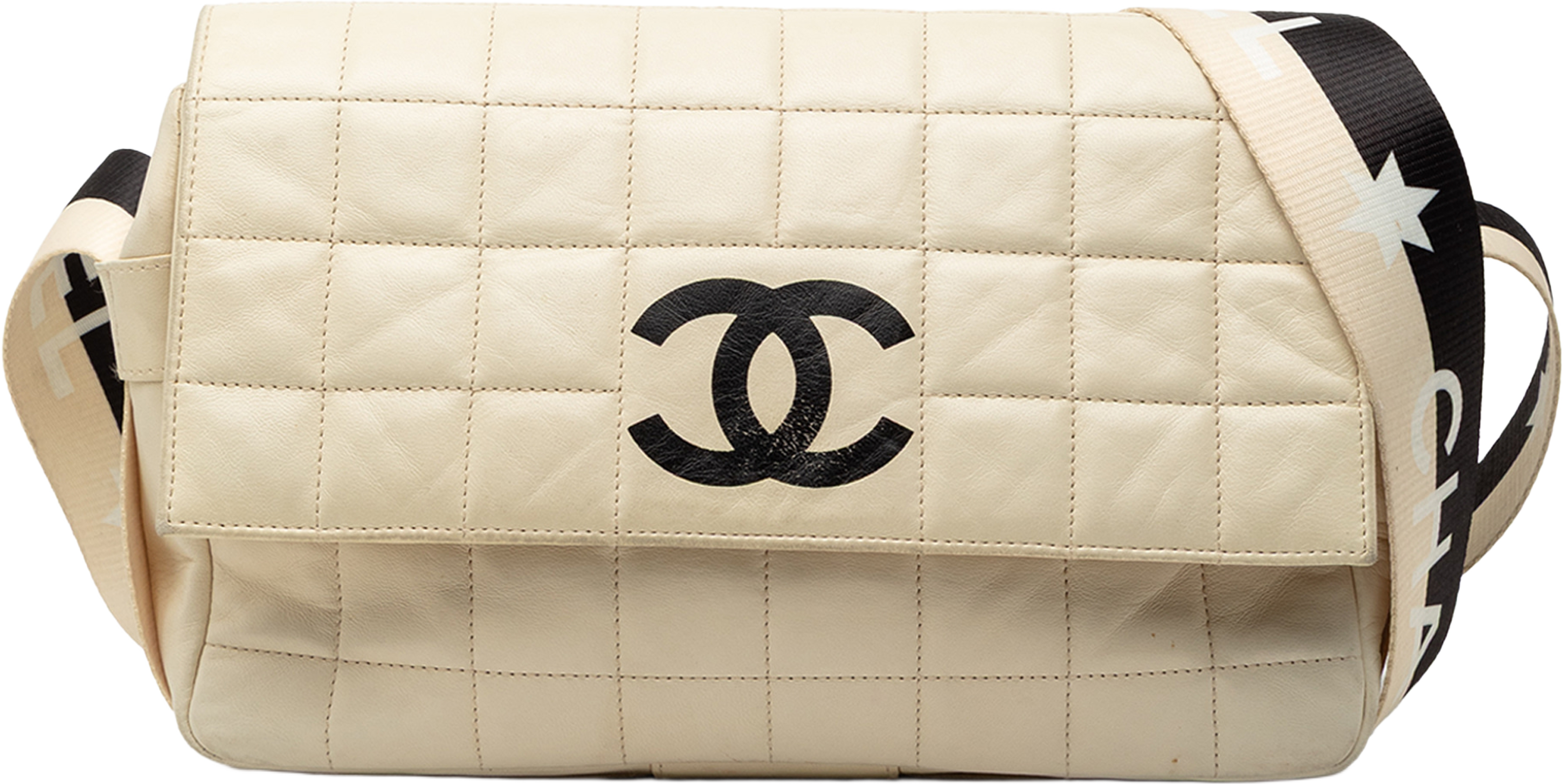 Chanel Chocolate Bar Lambskin Sport Line Crossbody, från Luxclusif, i färgen ivory. Klicka för att öppna bilden i stort format