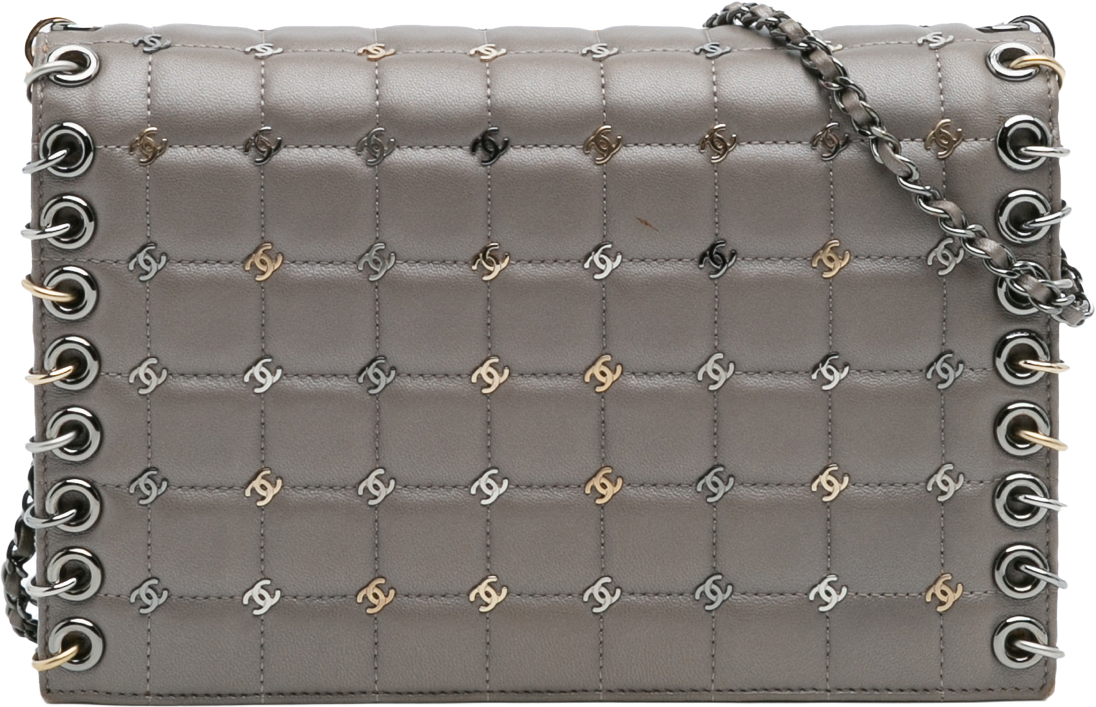 Chanel Small Lambskin Chocolate Bar Cc Piercing Studded Chain Flap, från Luxclusif, i färgen gray. Klicka för att öppna bilden i stort format