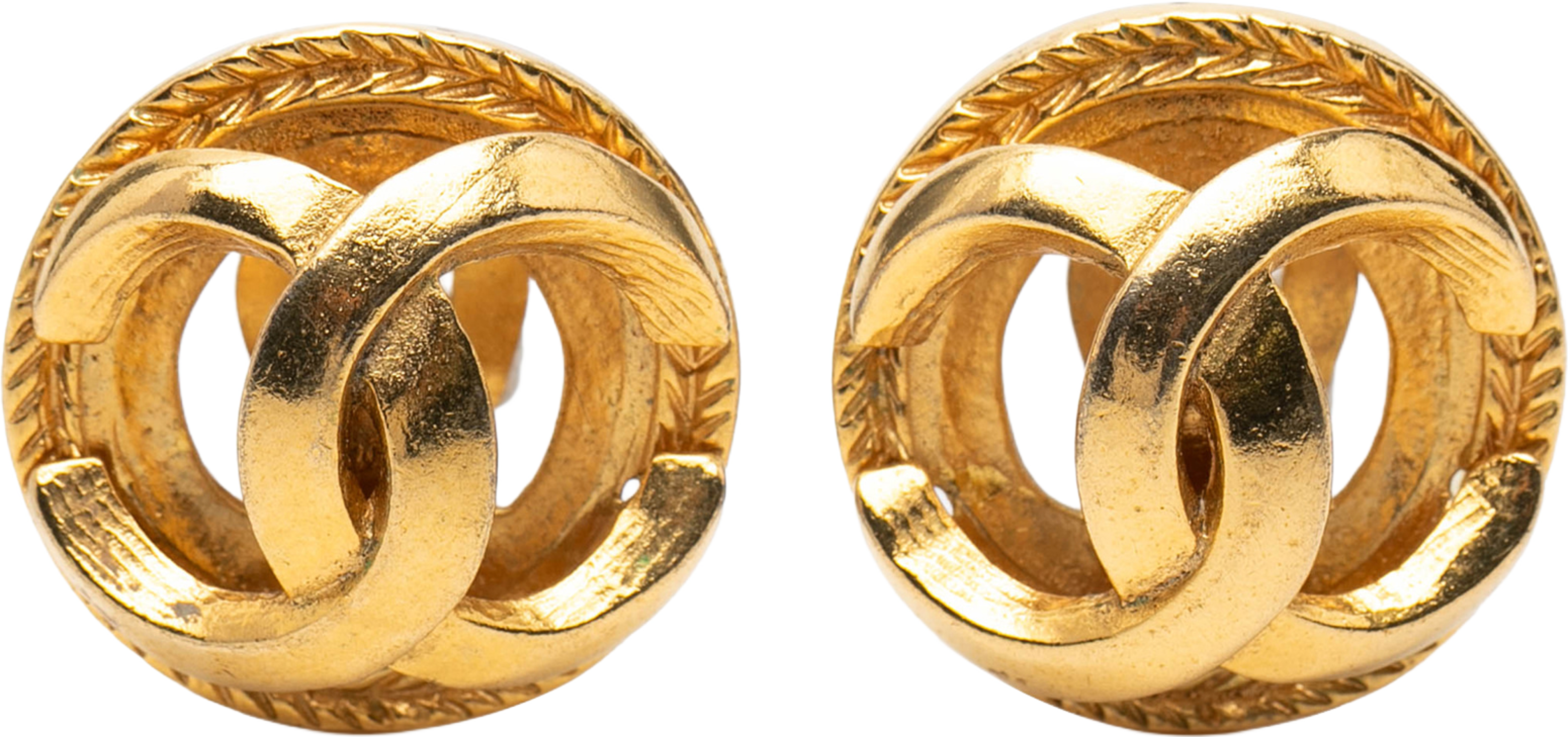 Chanel Cc Gold Plated Round Clip On Earrings, från Luxclusif, i färgen gold. Klicka för att öppna bilden i stort format