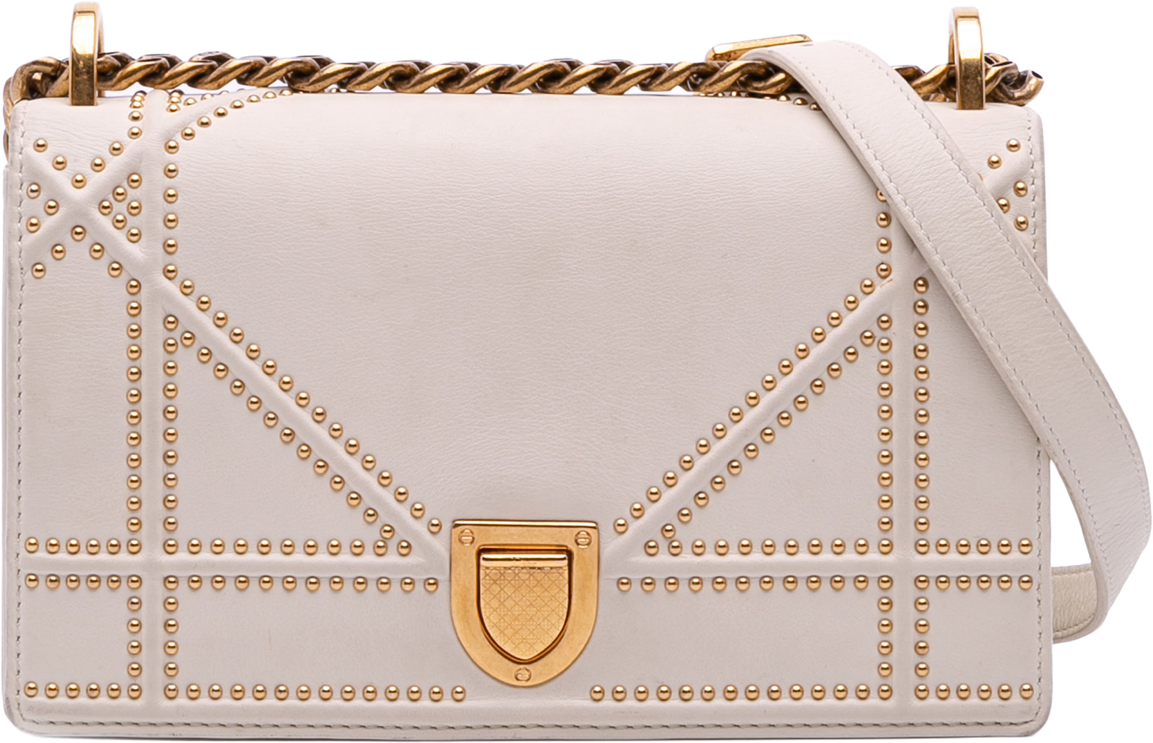 Dior Small Lambskin Studded Diorama Flap, från Luxclusif, i färgen ivory. Klicka för att öppna bilden i stort format