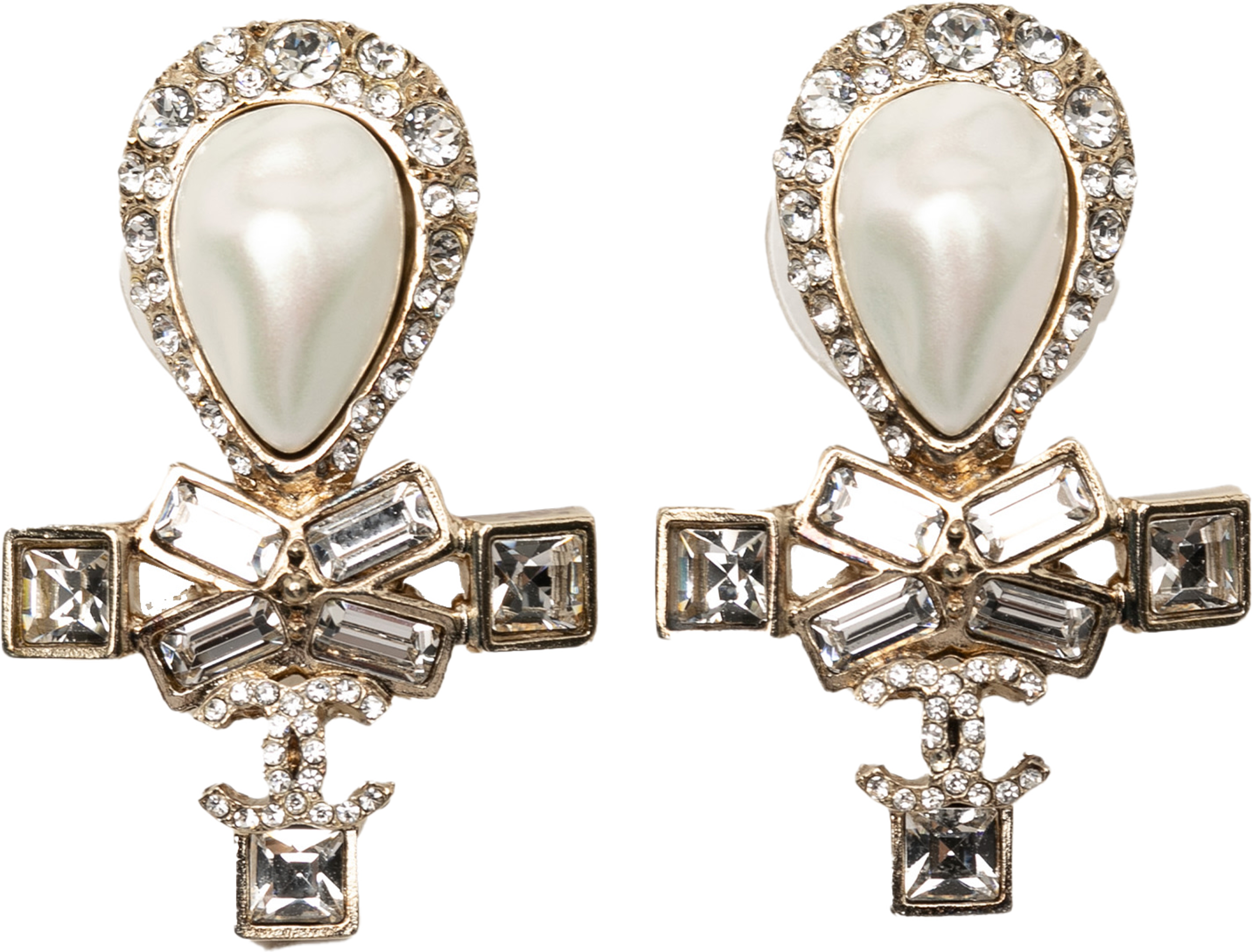 Chanel Cc Gold Plated Strass Faux Pearl Tear Drop Ribbon Push Back Earrings, från Luxclusif, i färgen gold. Klicka för att öppna bilden i stort format