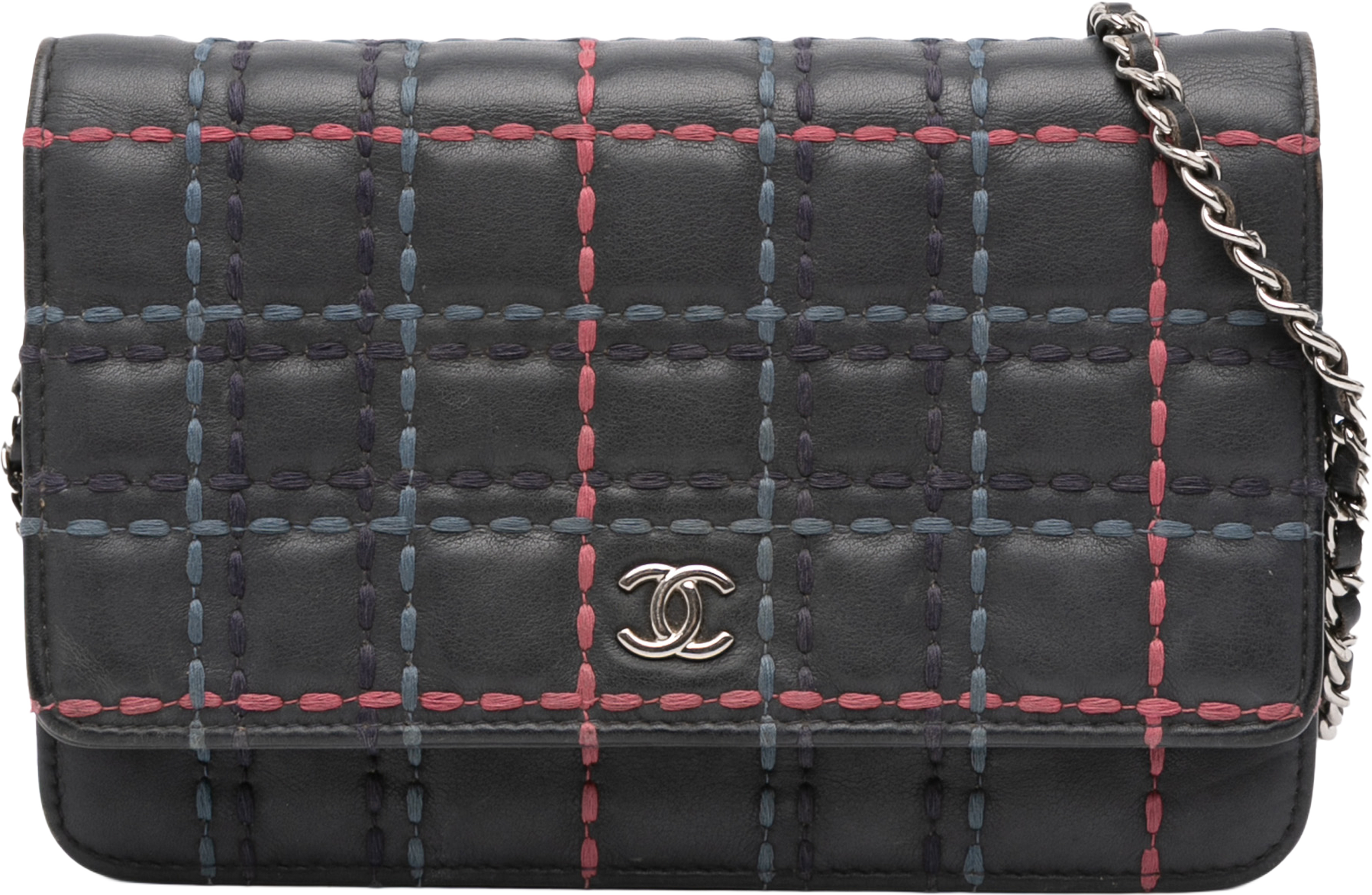 Chanel Cc Square Stitched Calfskin Wallet On Chain, från Luxclusif, i färgen navy. Klicka för att öppna bilden i stort format