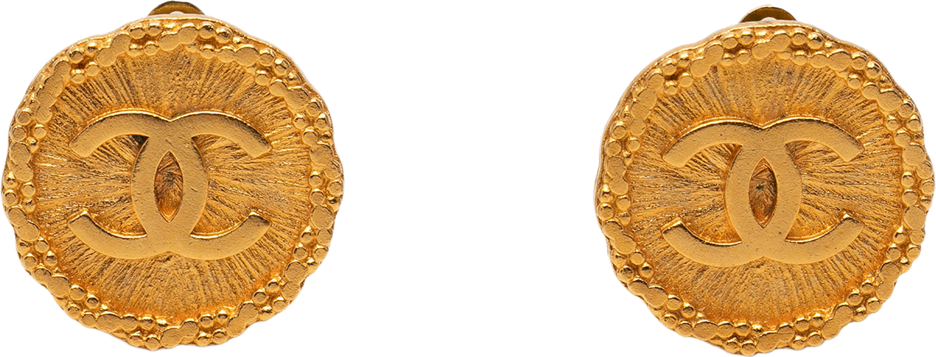 Chanel Cc Gold Plated Round Clip On Earrings, från Luxclusif, i färgen gold. Klicka för att öppna bilden i stort format