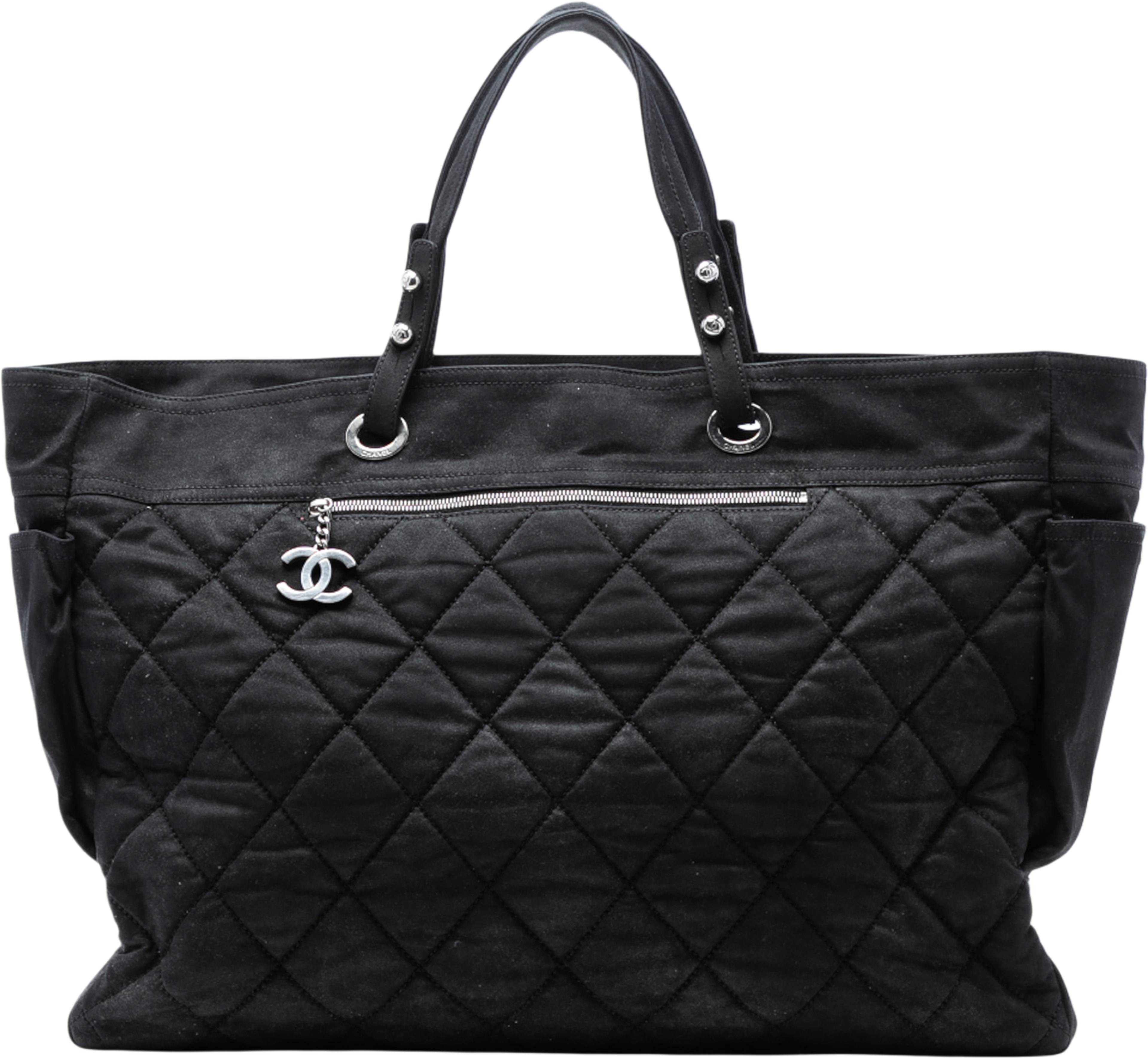 Chanel Xl Quilted Coated Canvas Paris Biarritz Tote, från Luxclusif, i färgen black. Klicka för att öppna bilden i stort format