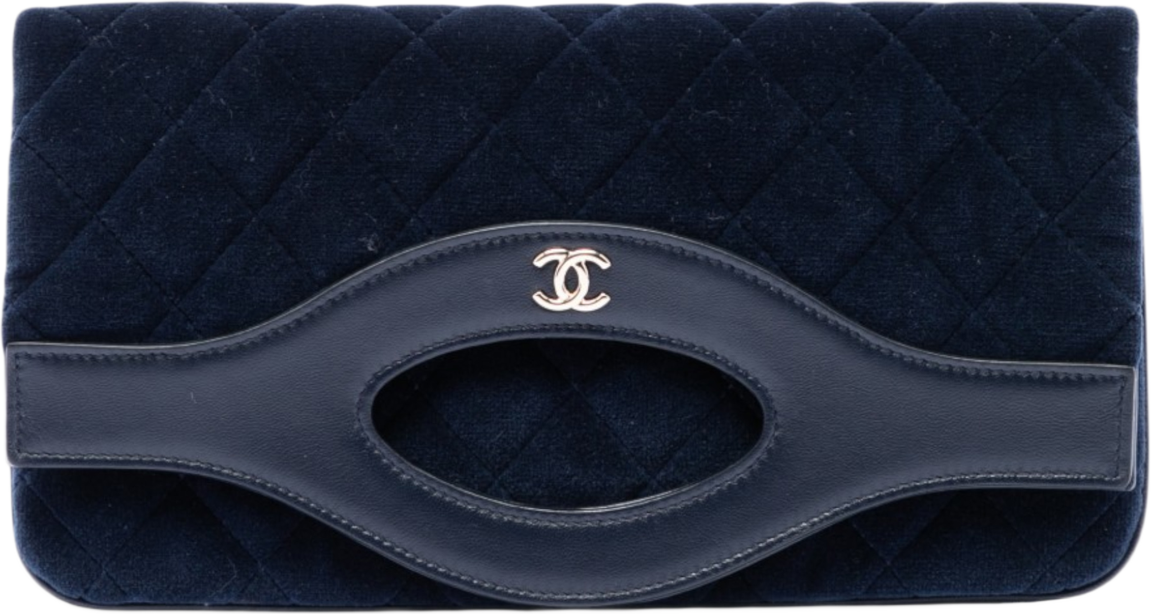 Chanel Small Quilted Velvet 31 Clutch, från Luxclusif, i färgen blå. Klicka för att öppna bilden i stort format