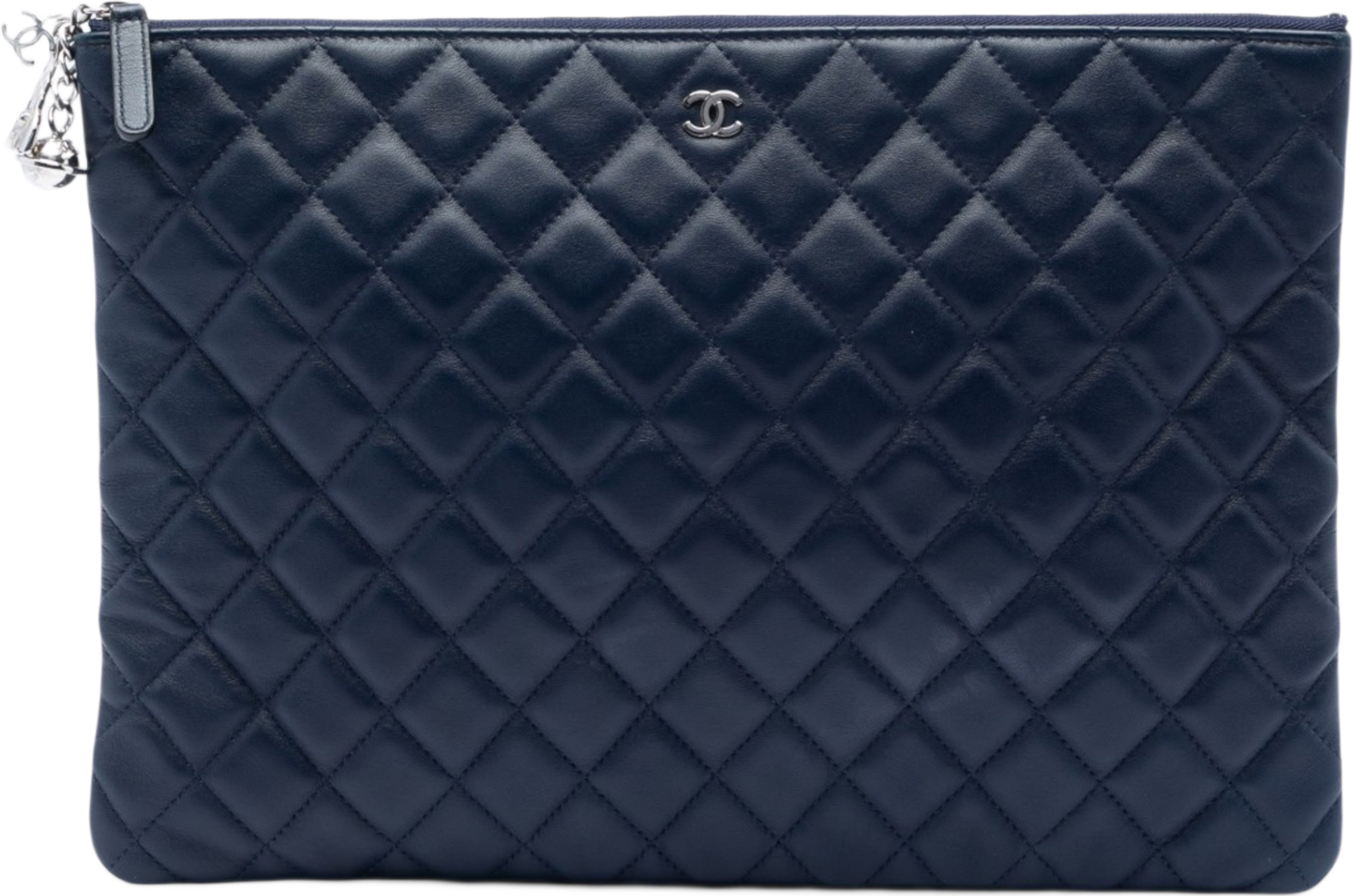 Chanel Large Quilted Lambskin Cosmo Charm O Case Clutch, från Luxclusif, i färgen blå. Klicka för att öppna bilden i stort format