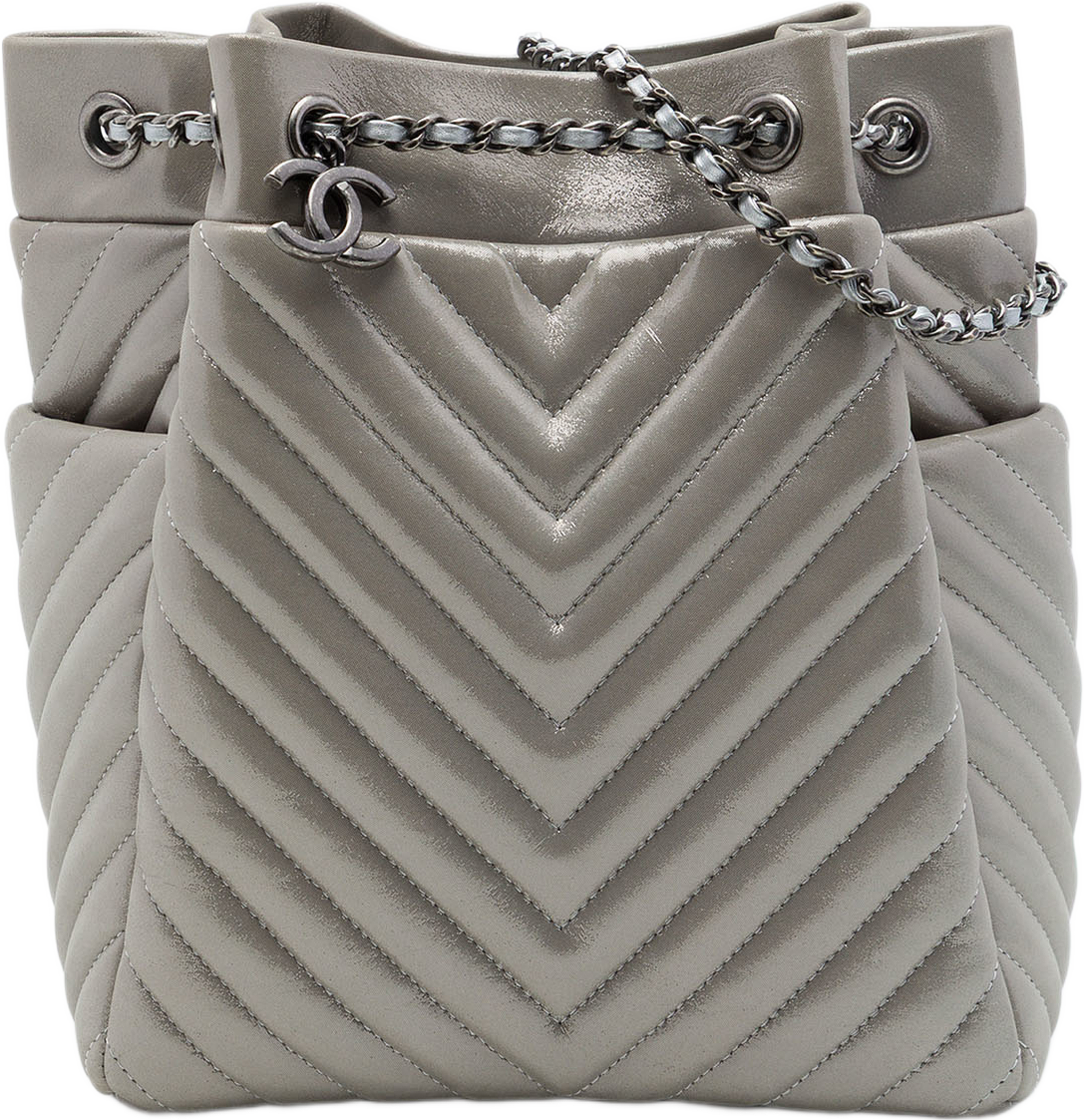 Chanel Small Chevron Iridescent Calfskin Urban Spirit Bucket Bag, från Luxclusif, i färgen silver. Klicka för att öppna bilden i stort format