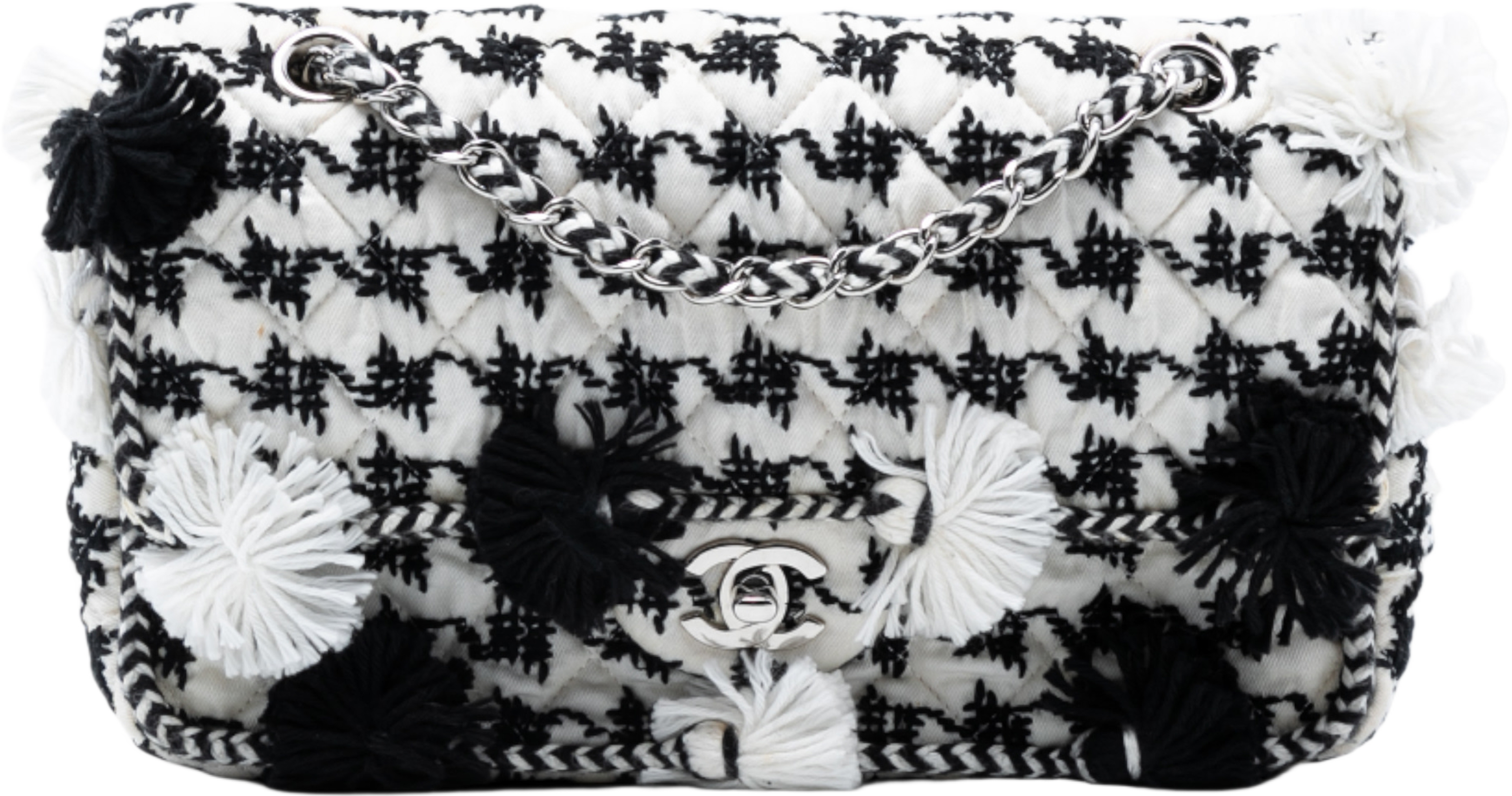 Chanel Medium Classic Embroidered Canvas Double Flap, från Luxclusif, i färgen white. Klicka för att öppna bilden i stort format