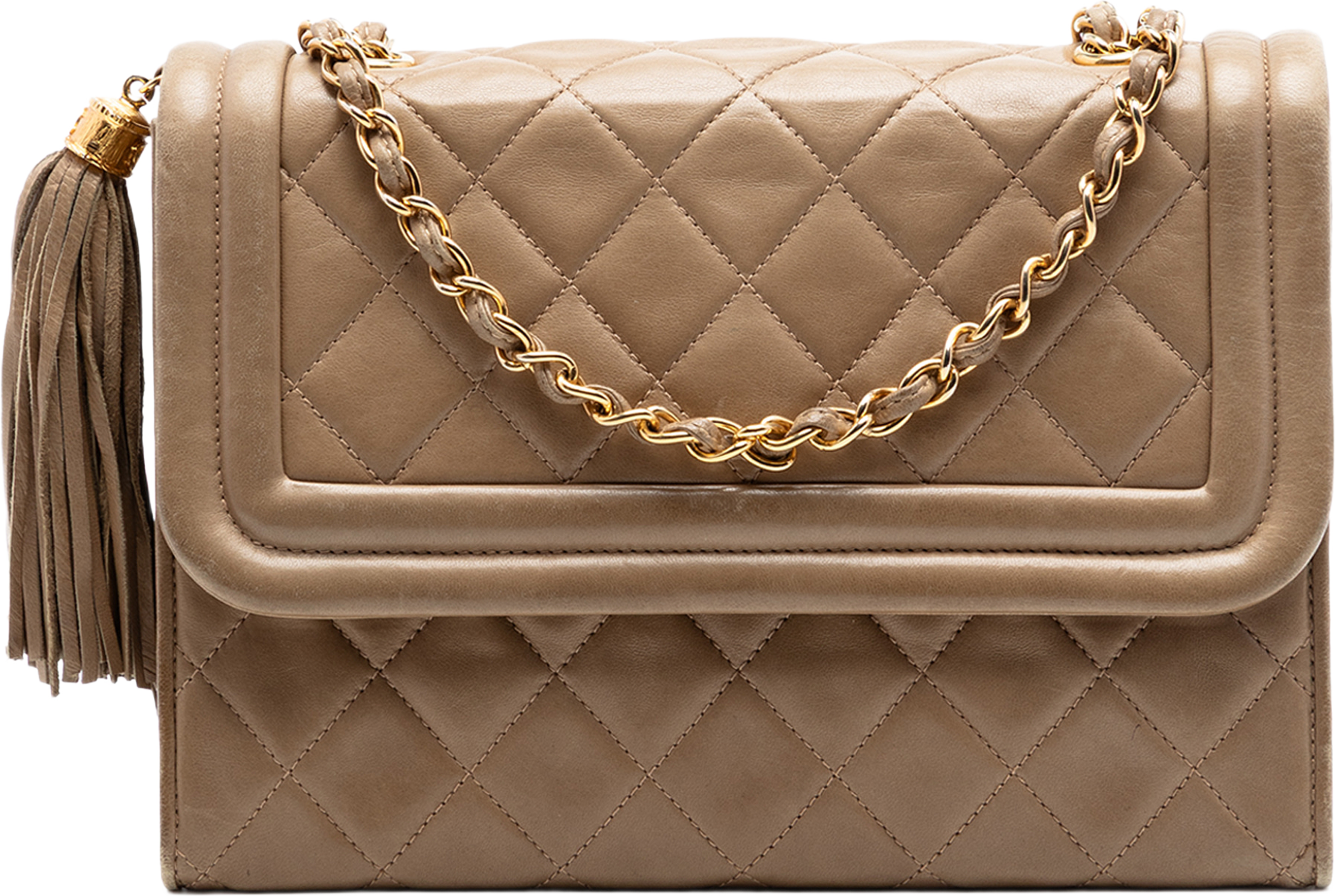 Chanel Quilted Lambskin Tassel Flap, från Luxclusif, i färgen beige. Klicka för att öppna bilden i stort format