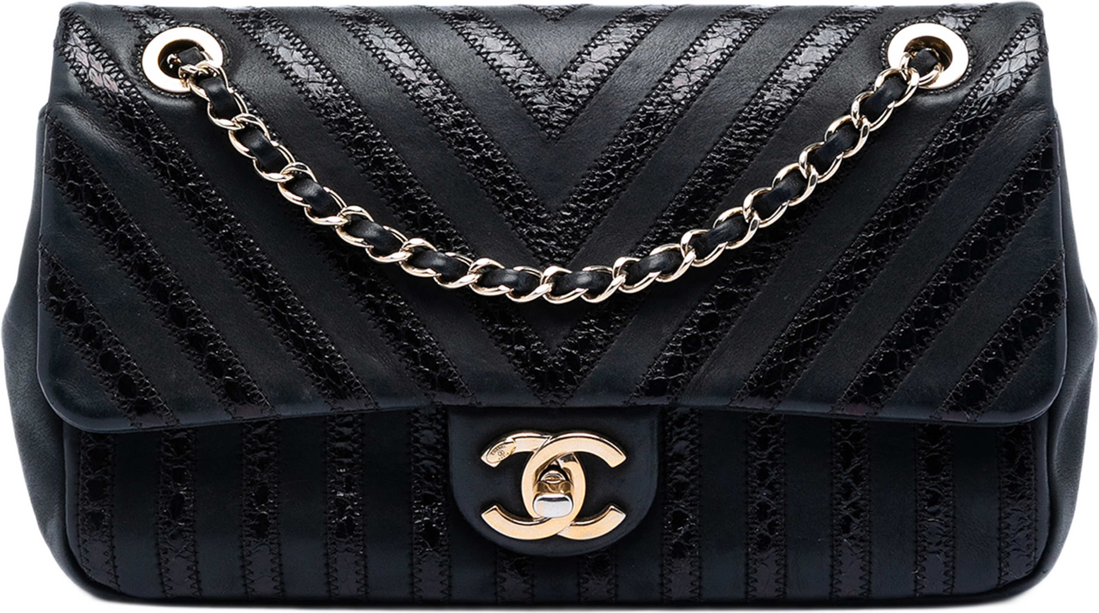 Chanel Chevron Python Embossed Calfskin And Suede Single Flap, från Luxclusif, i färgen svart. Klicka för att öppna bilden i stort format