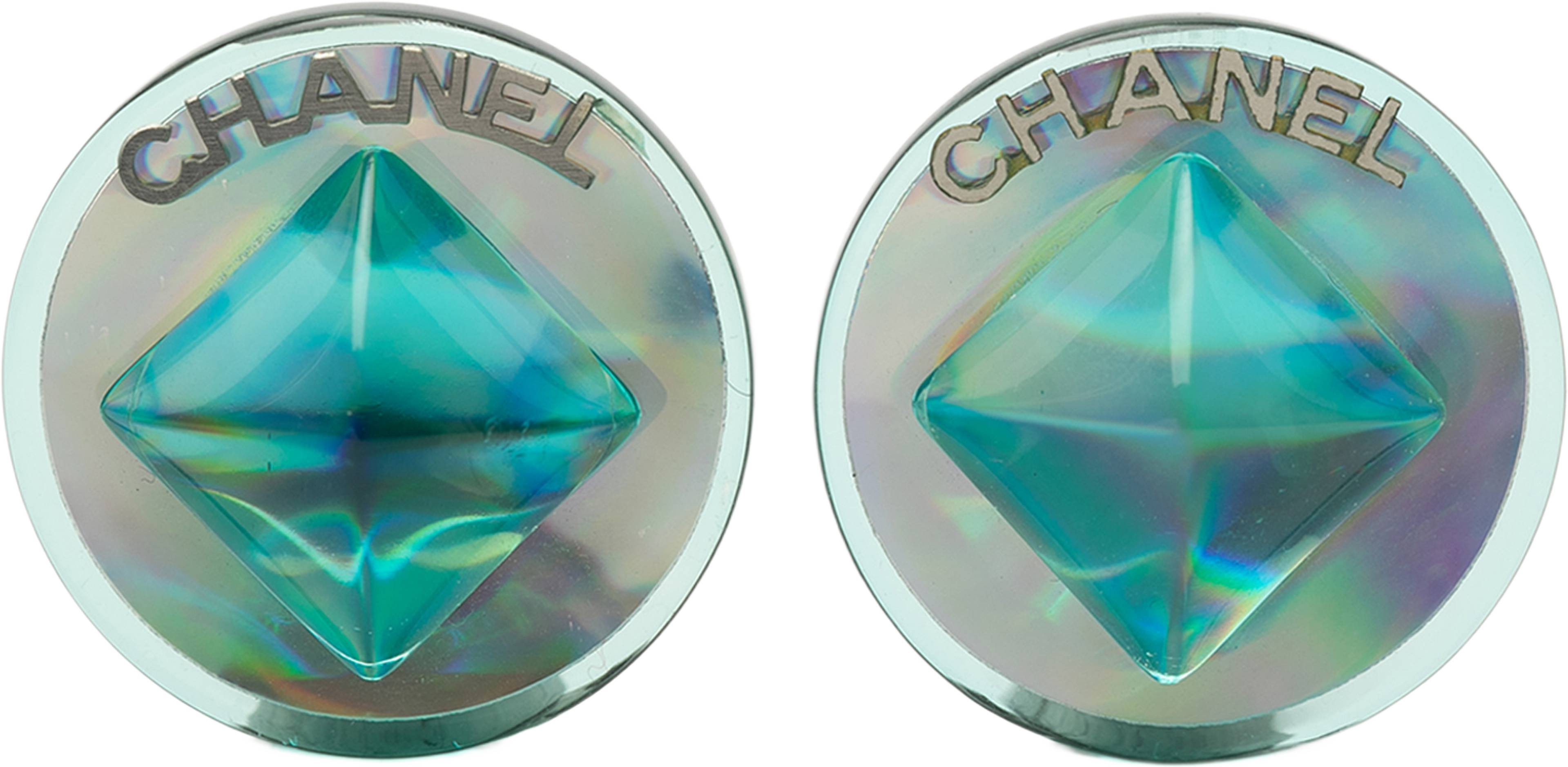 Chanel Brass And Resin Logo Aurora Round Pyramid Clip On Earrings, från Luxclusif, i färgen turquoise. Klicka för att öppna bilden i stort format