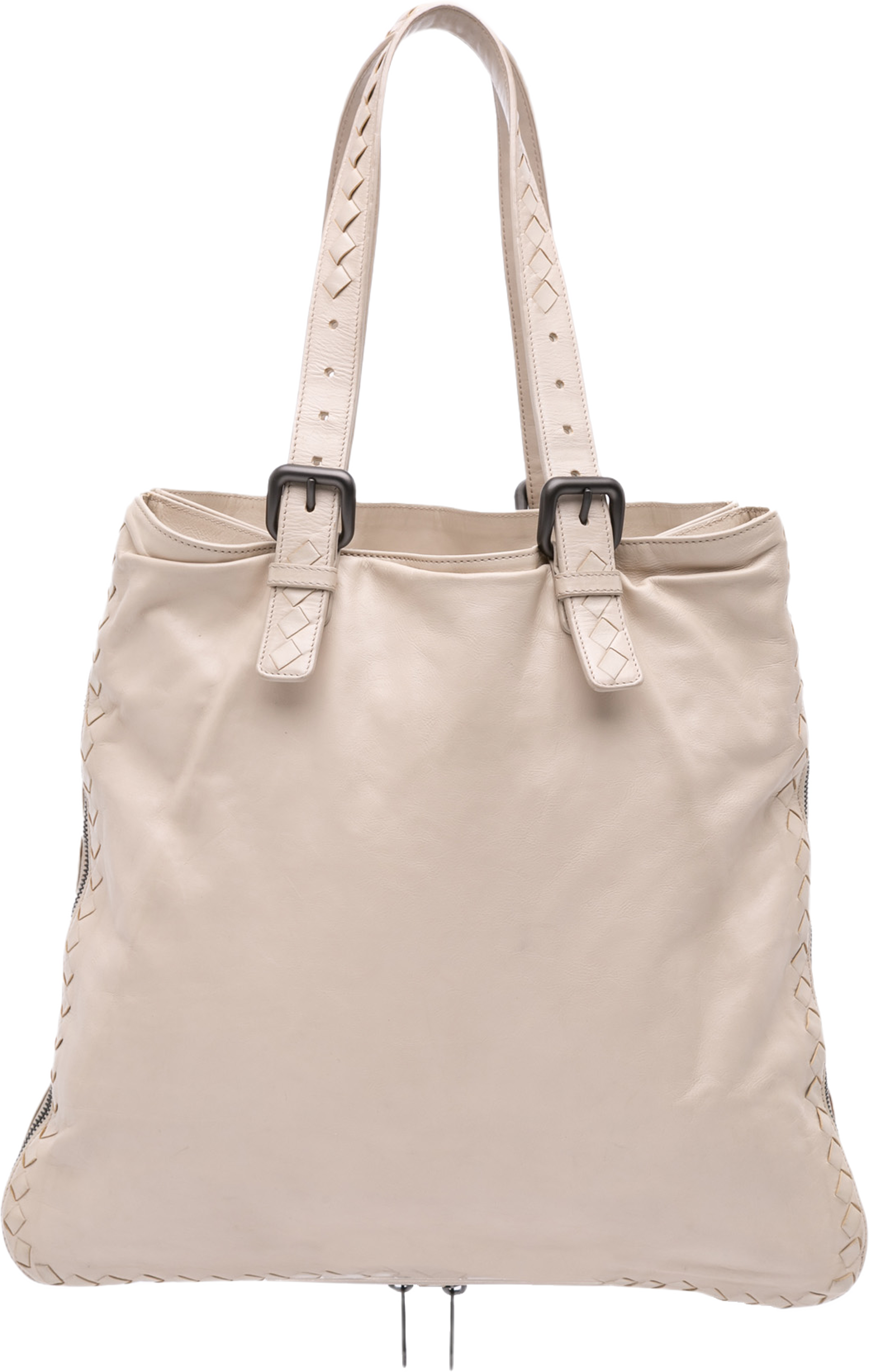 Bottega Veneta Leather Intrecciato Side Zip Tote, från Luxclusif, i färgen light beige. Klicka för att öppna bilden i stort format