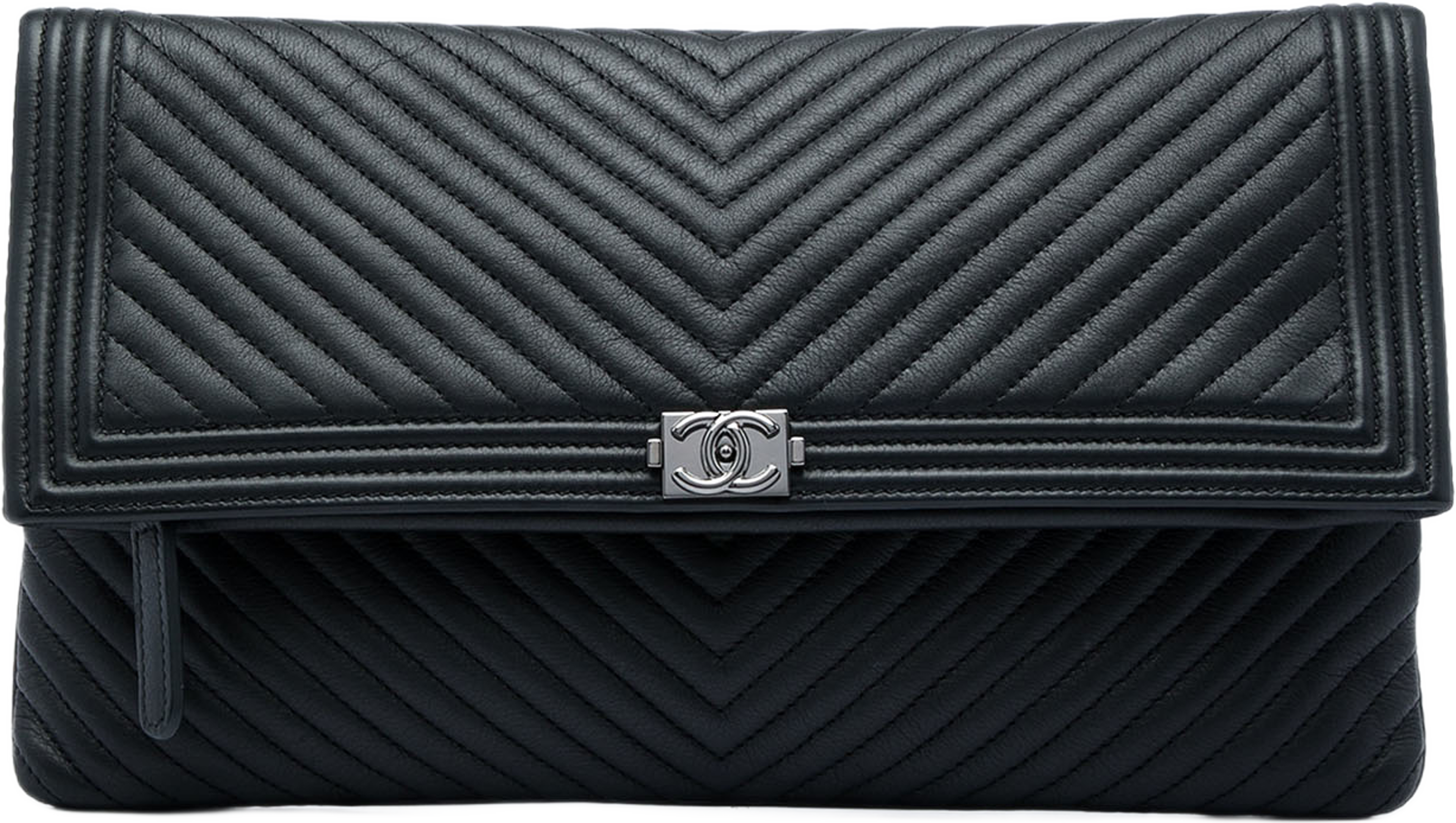 Chanel Chevron Calfskin Cc Beauty Boy Foldover Clutch, från Luxclusif, i färgen svart. Klicka för att öppna bilden i stort format
