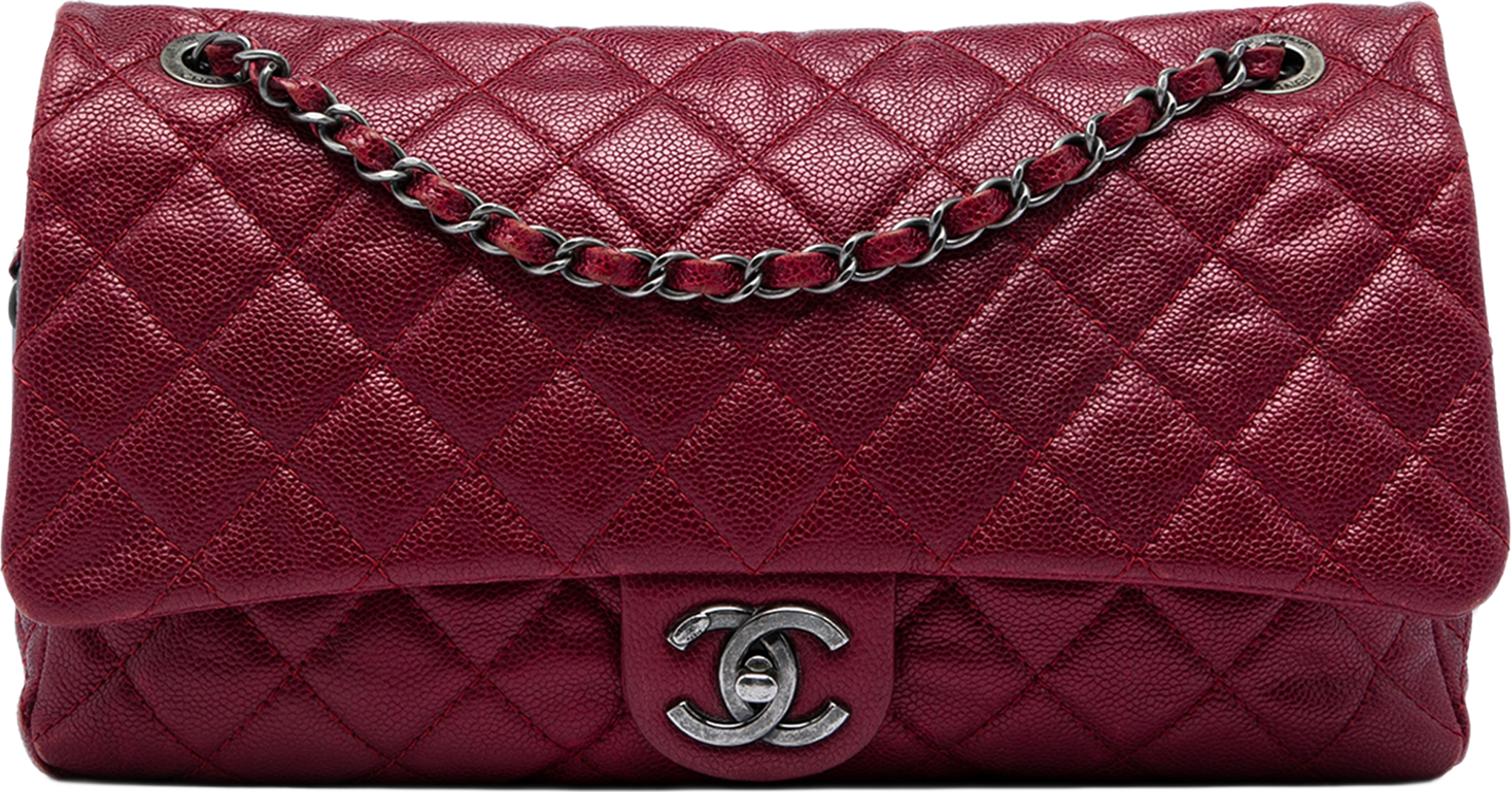 Chanel Jumbo Quilted Iridescent Caviar Easy Flap, från Luxclusif, i färgen röd. Klicka för att öppna bilden i stort format