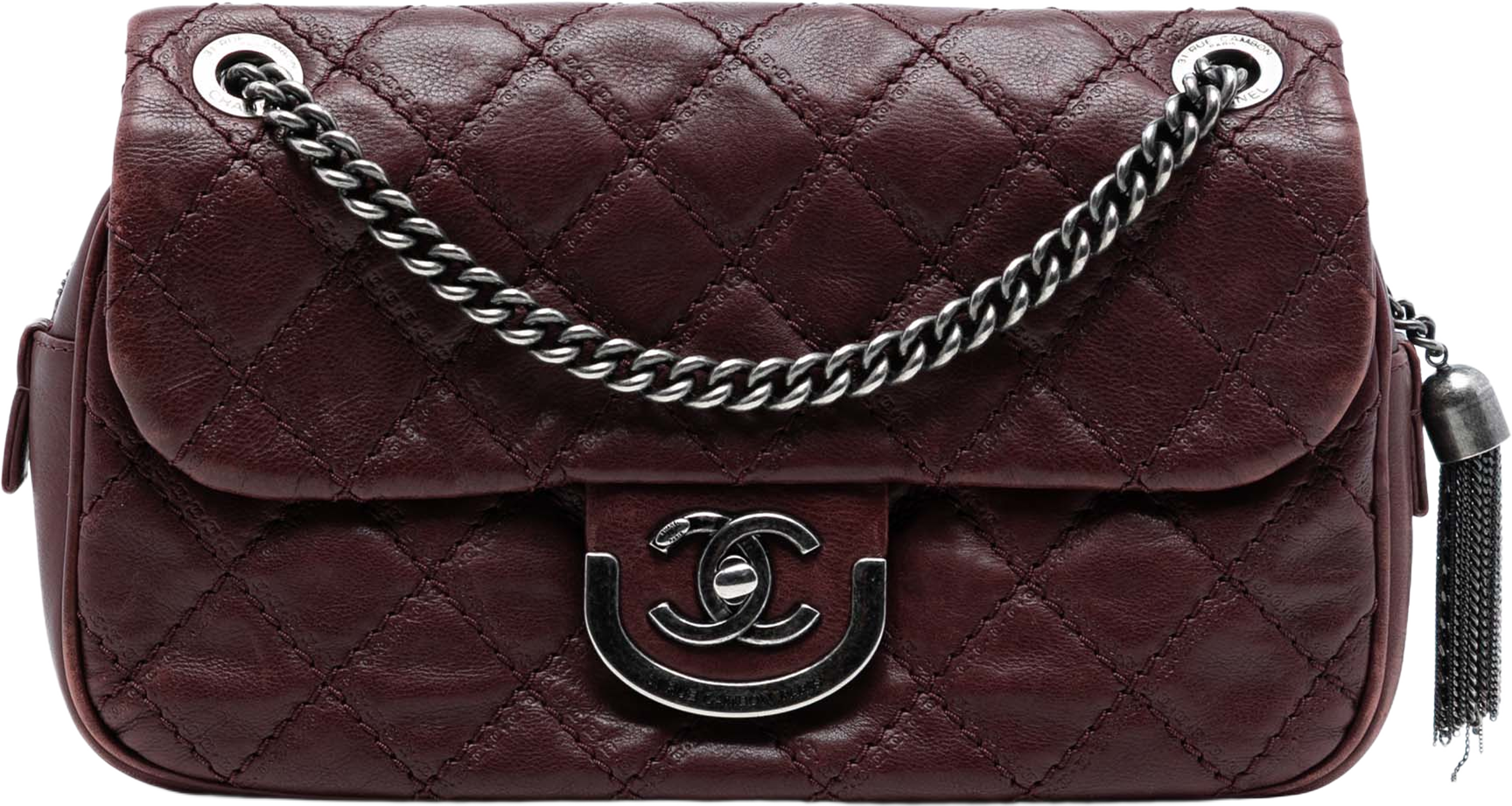 Chanel Paris Edinburgh Medium Calfskin Coco Sporran Flap, från Luxclusif, i färgen bordeaux. Klicka för att öppna bilden i stort format