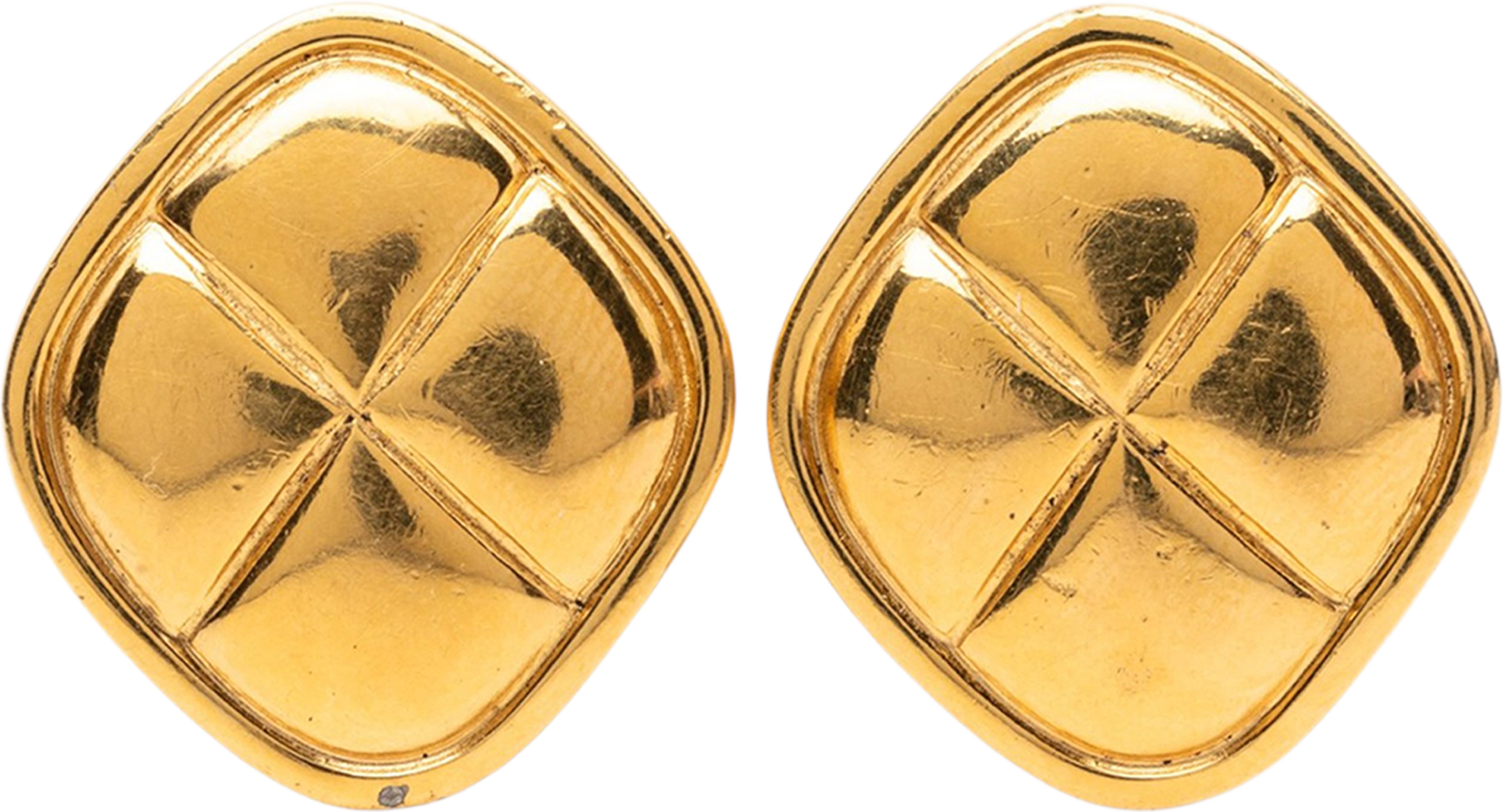 Chanel Quilted Gold Plated Rhombus Clip On Earrings, från Luxclusif, i färgen gold. Klicka för att öppna bilden i stort format