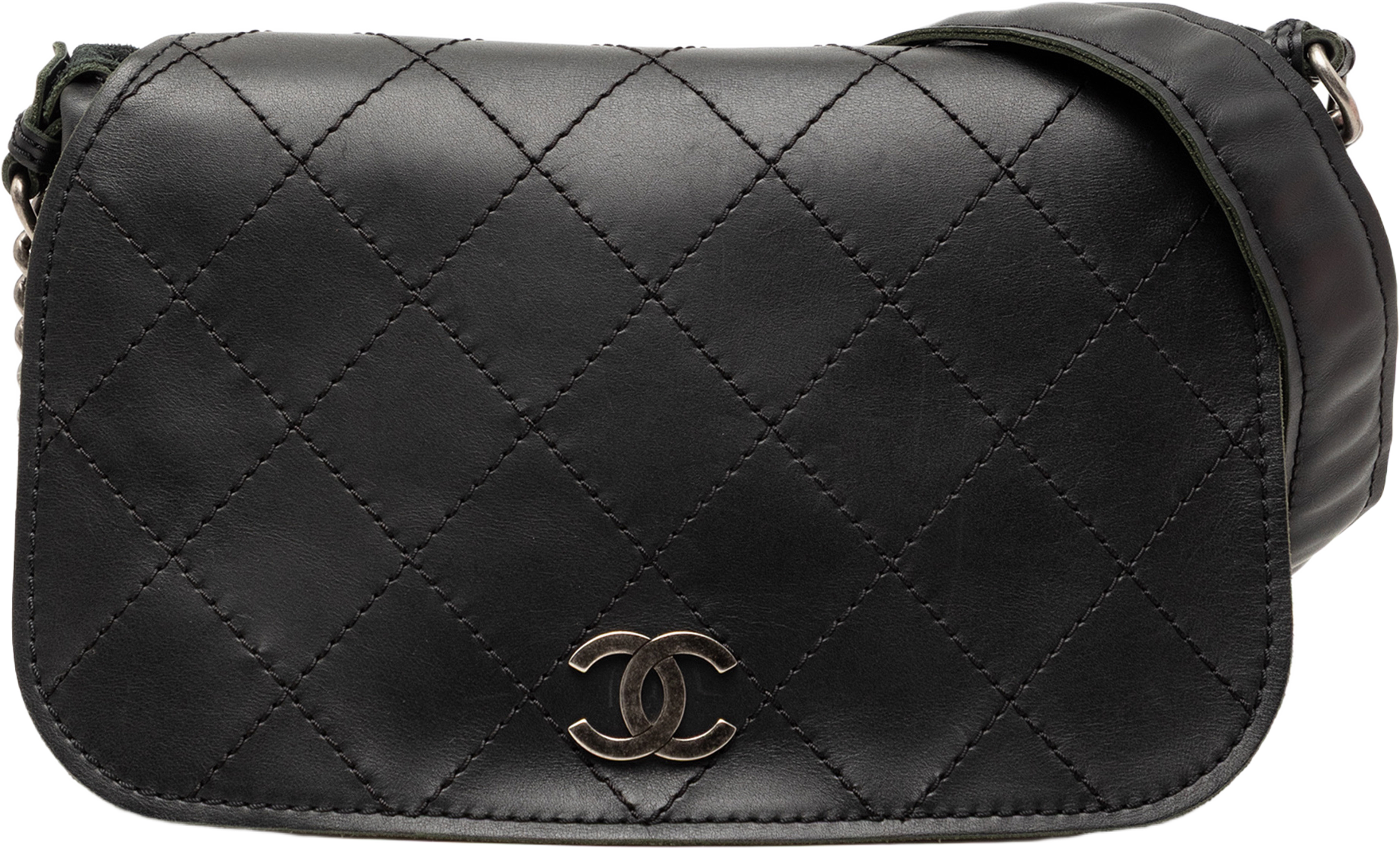 Chanel Paris Edinburgh Small Calfskin Highlander Flap, från Luxclusif, i färgen black. Klicka för att öppna bilden i stort format