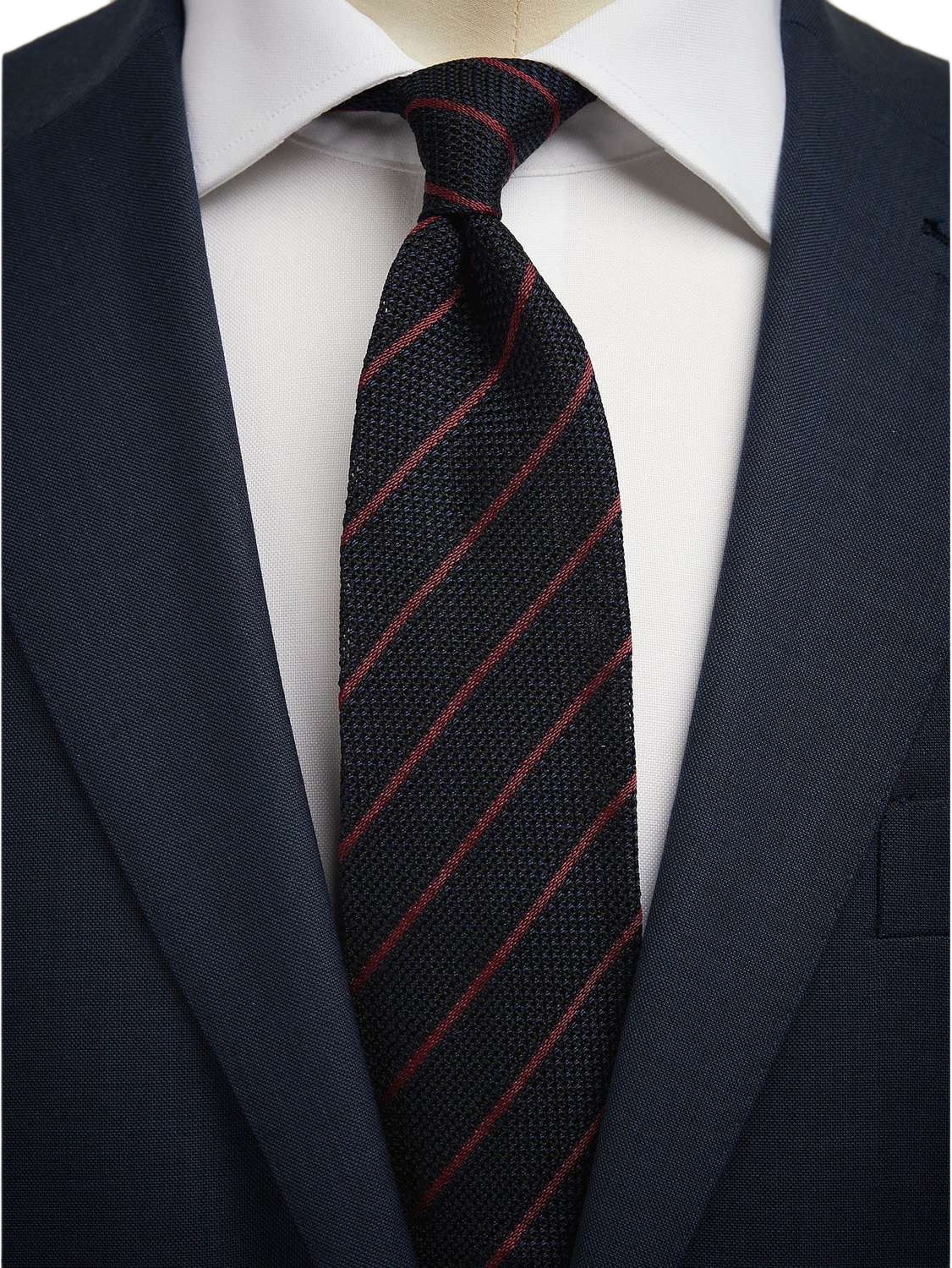 Grenadine Tie, från John Henric, i färgen mörkblå & rödrandig. Klicka för att öppna bilden i stort format