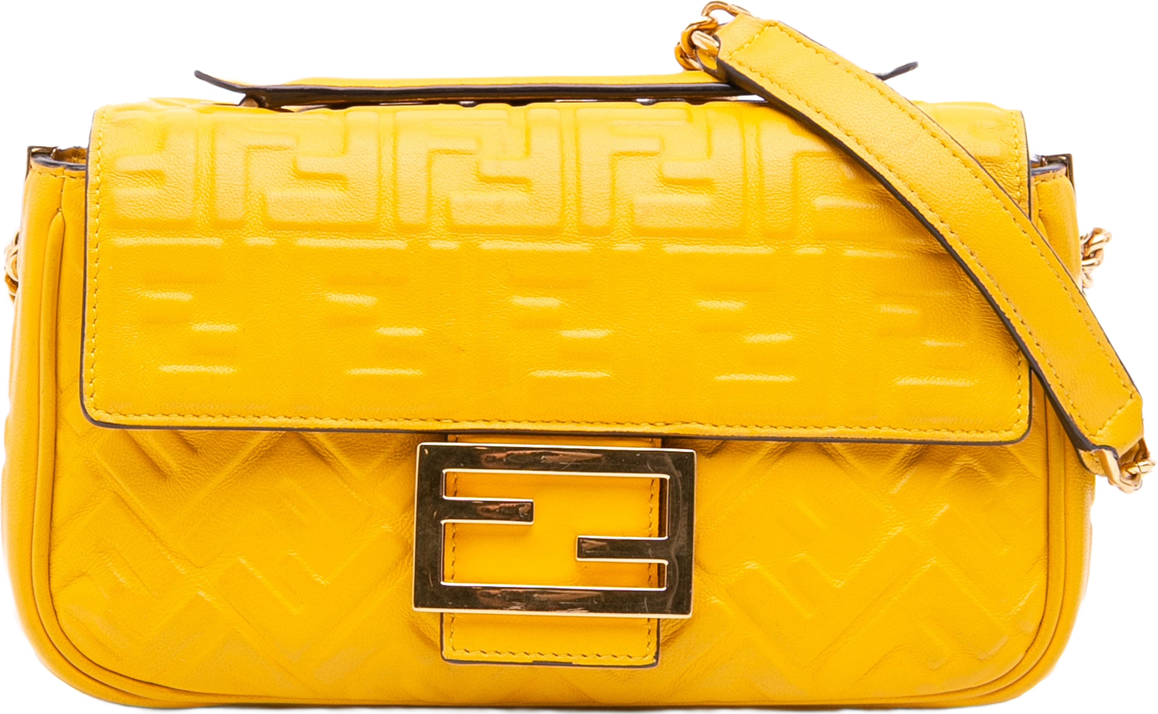 Fendi Zucca Embossed Leather Chain Midi Baguette, från Luxclusif, i färgen mustard. Klicka för att öppna bilden i stort format