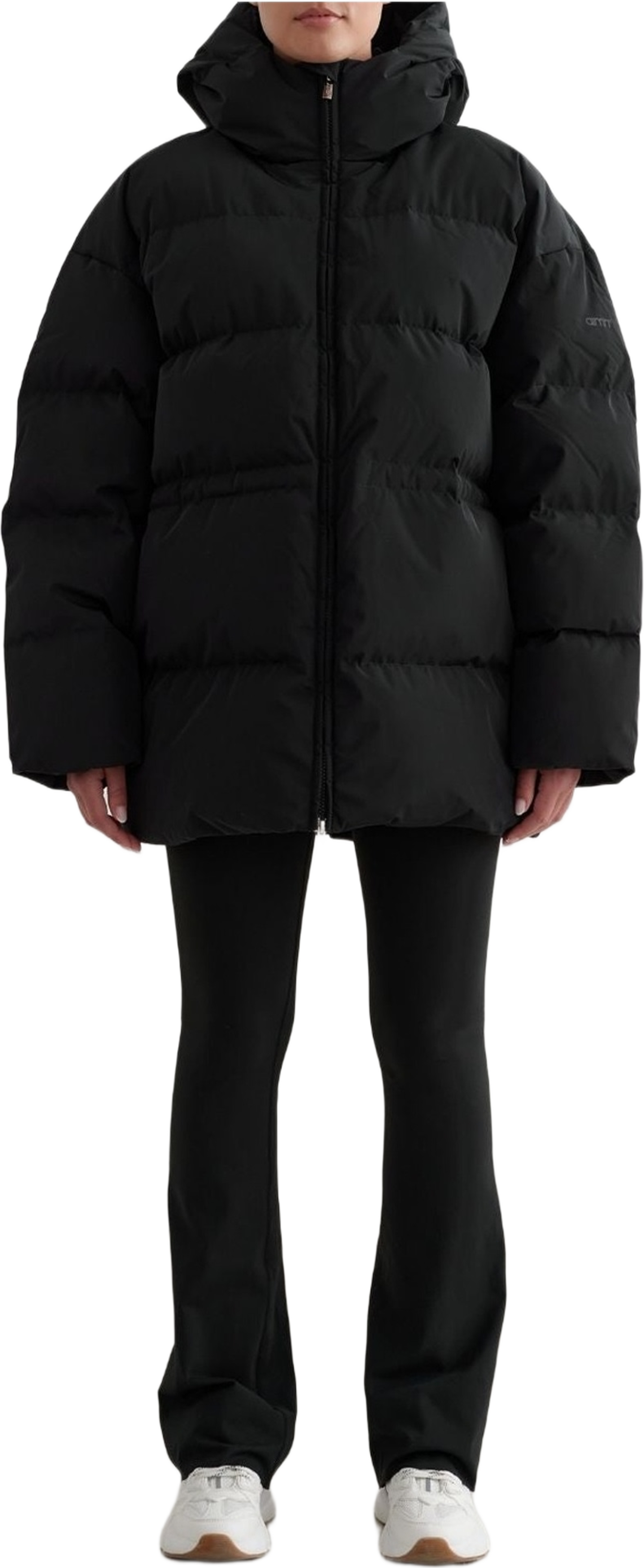 Moment Puffer Jacket, från aim'n, i färgen black. Klicka för att öppna bilden i stort format