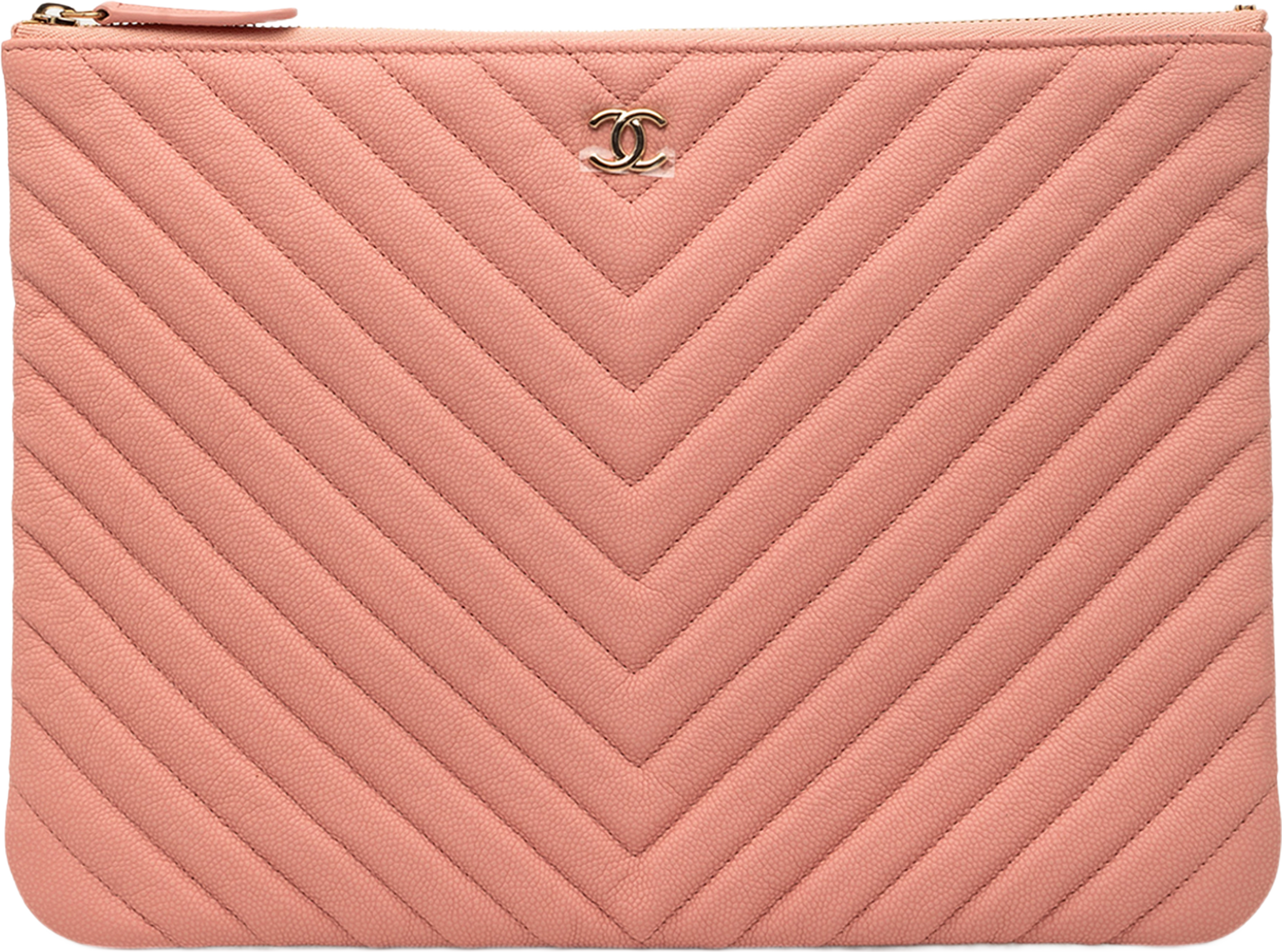 Chanel Medium Cc Chevron Caviar O Case Clutch, från Luxclusif, i färgen salmon. Klicka för att öppna bilden i stort format