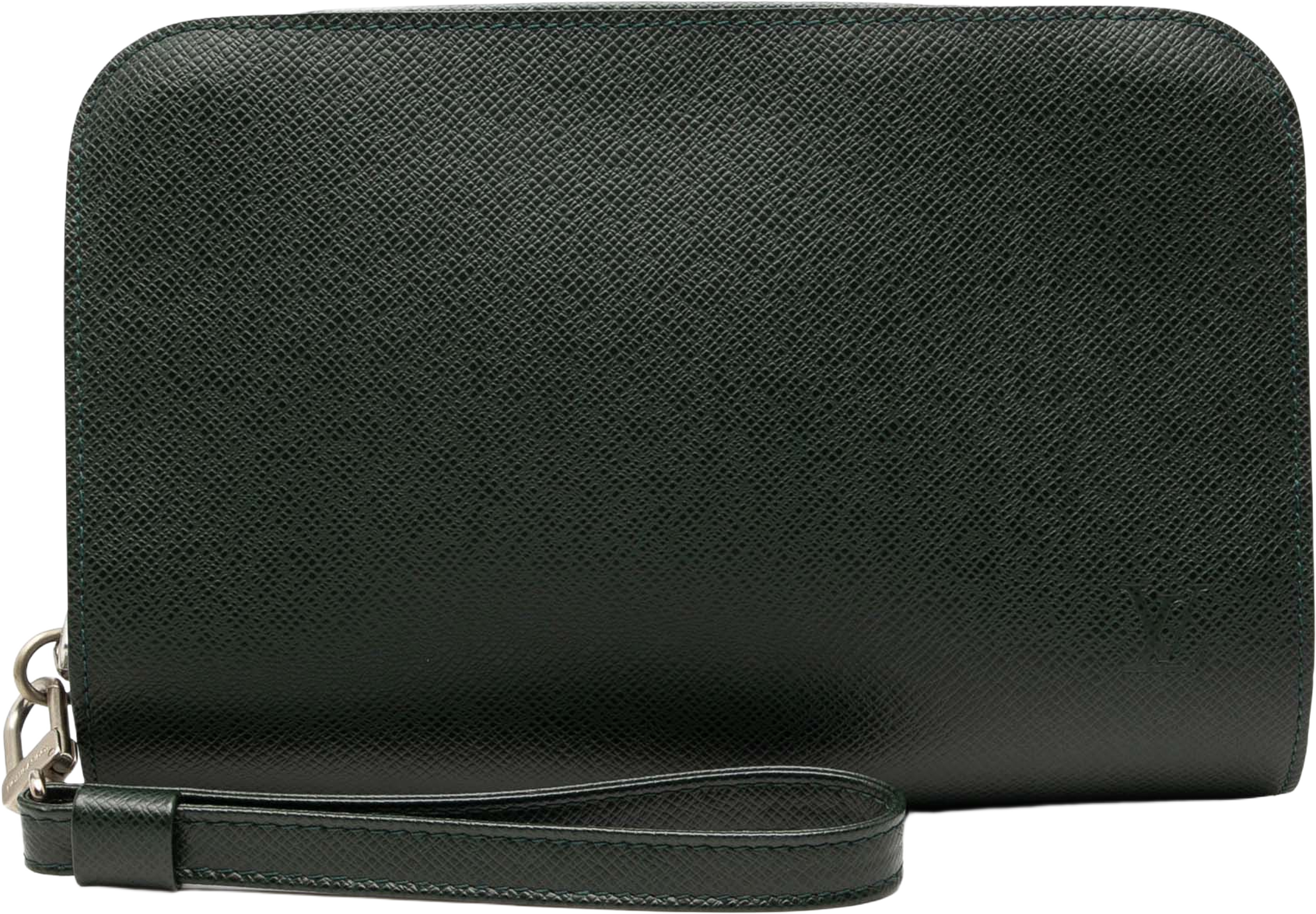 Louis Vuitton Taiga Pochette Baikal, från Luxclusif, i färgen dark green. Klicka för att öppna bilden i stort format