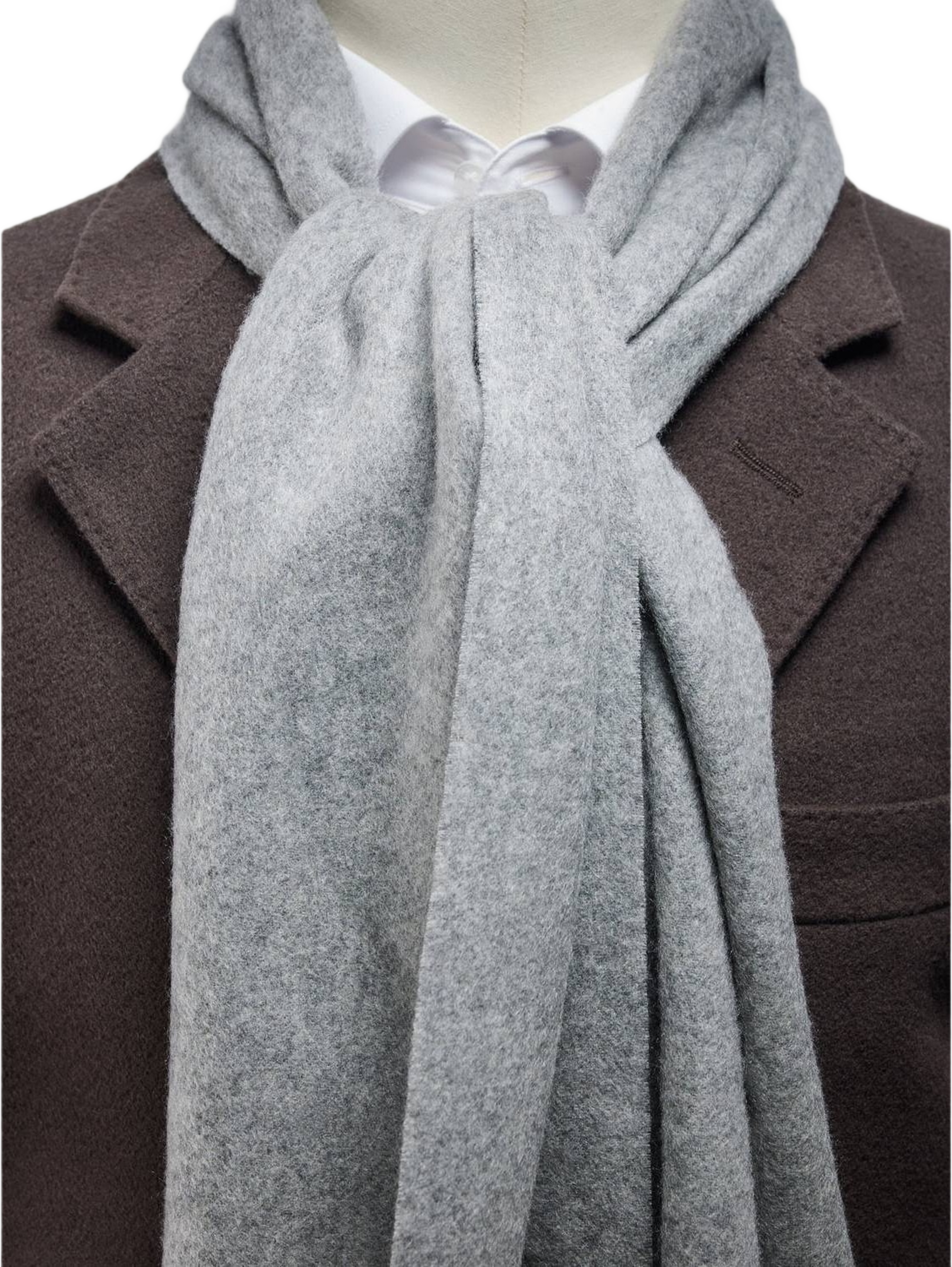 Halsduk Herr, från John Henric, i färgen light grey. Klicka för att öppna bilden i stort format