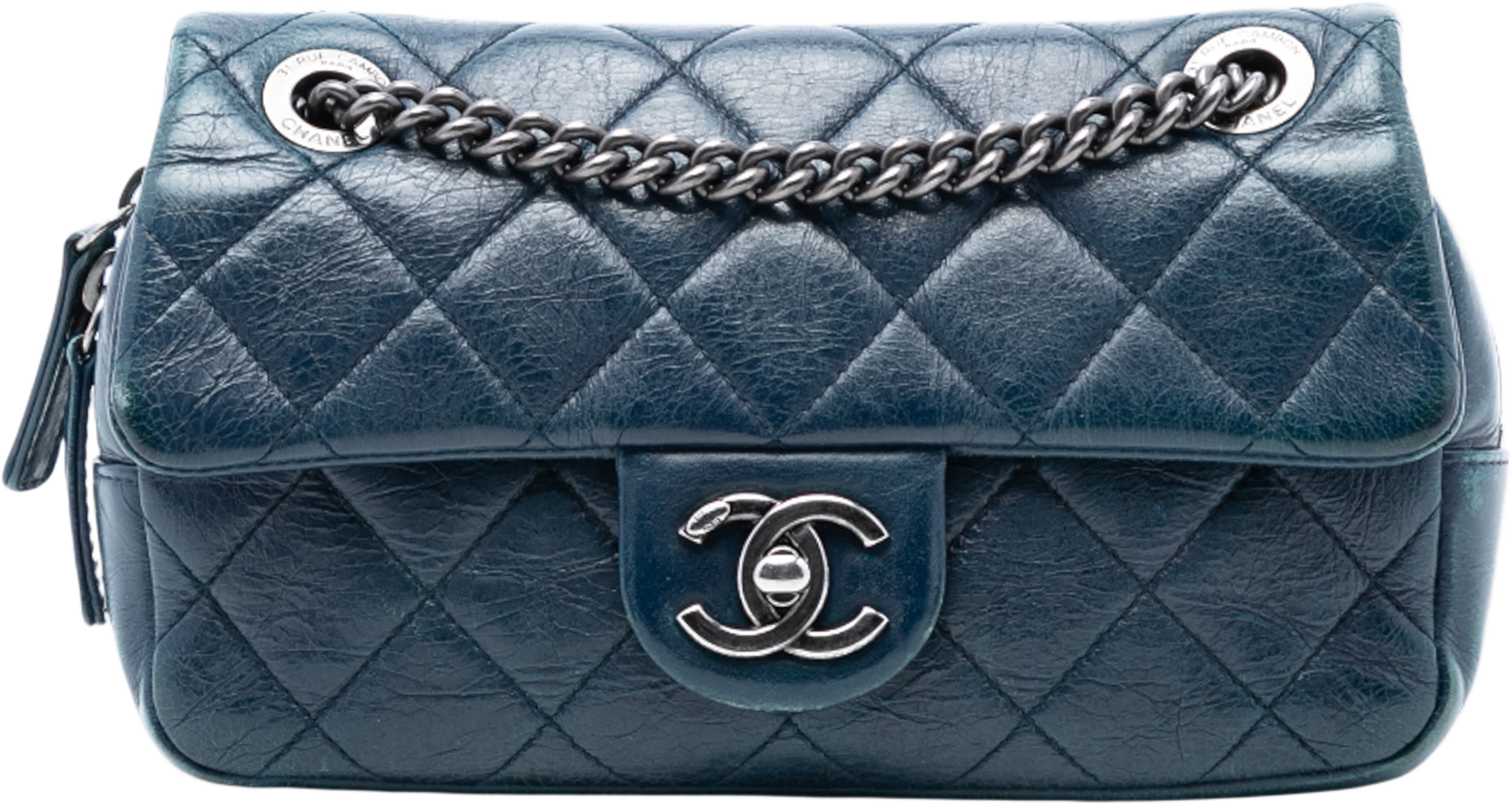 Chanel Small Quilted Aged Calfskin Portobello Flap, från Luxclusif, i färgen navy. Klicka för att öppna bilden i stort format
