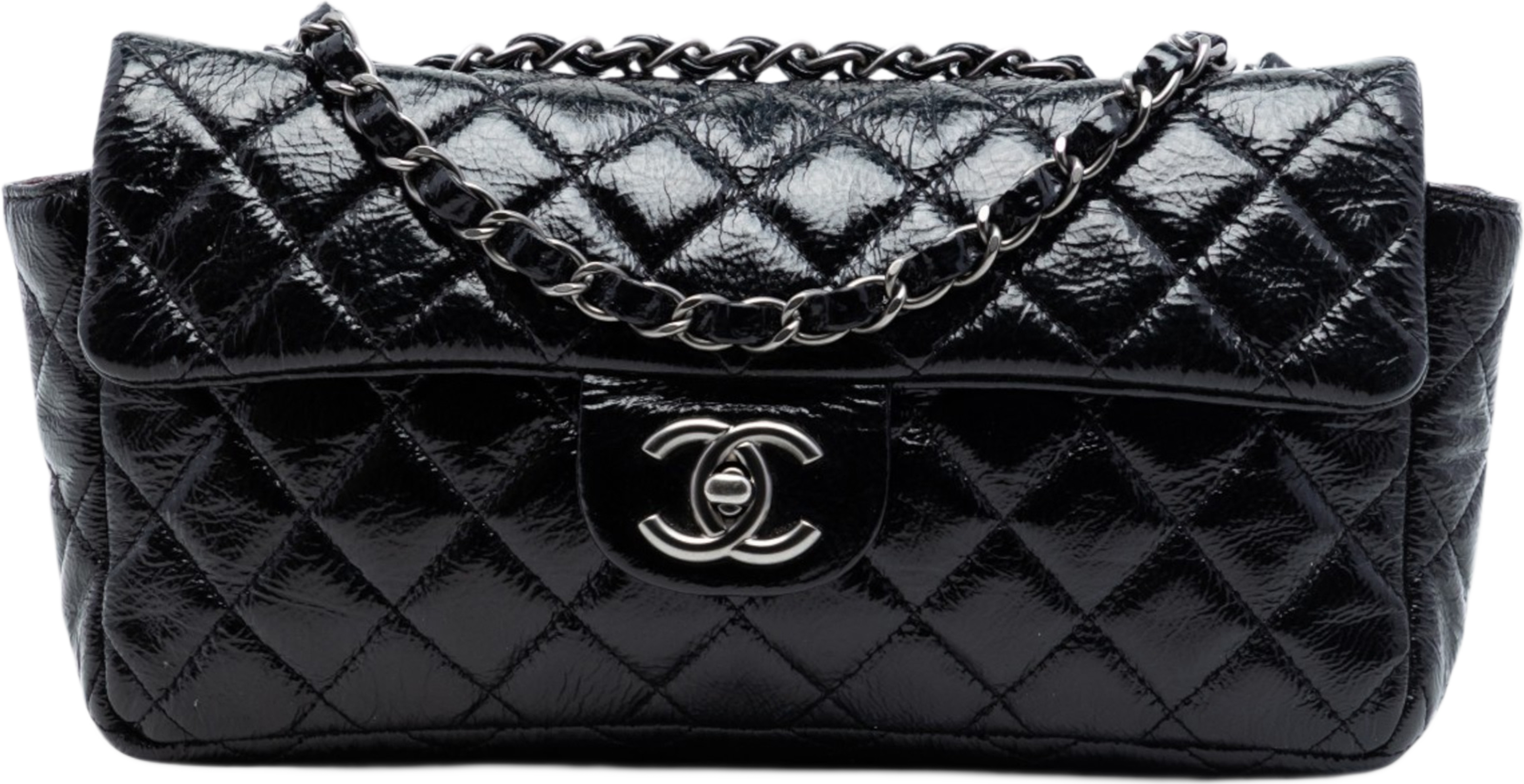 Chanel Quilted Crinkled Patent East West Single Flap, från Luxclusif, i färgen black. Klicka för att öppna bilden i stort format