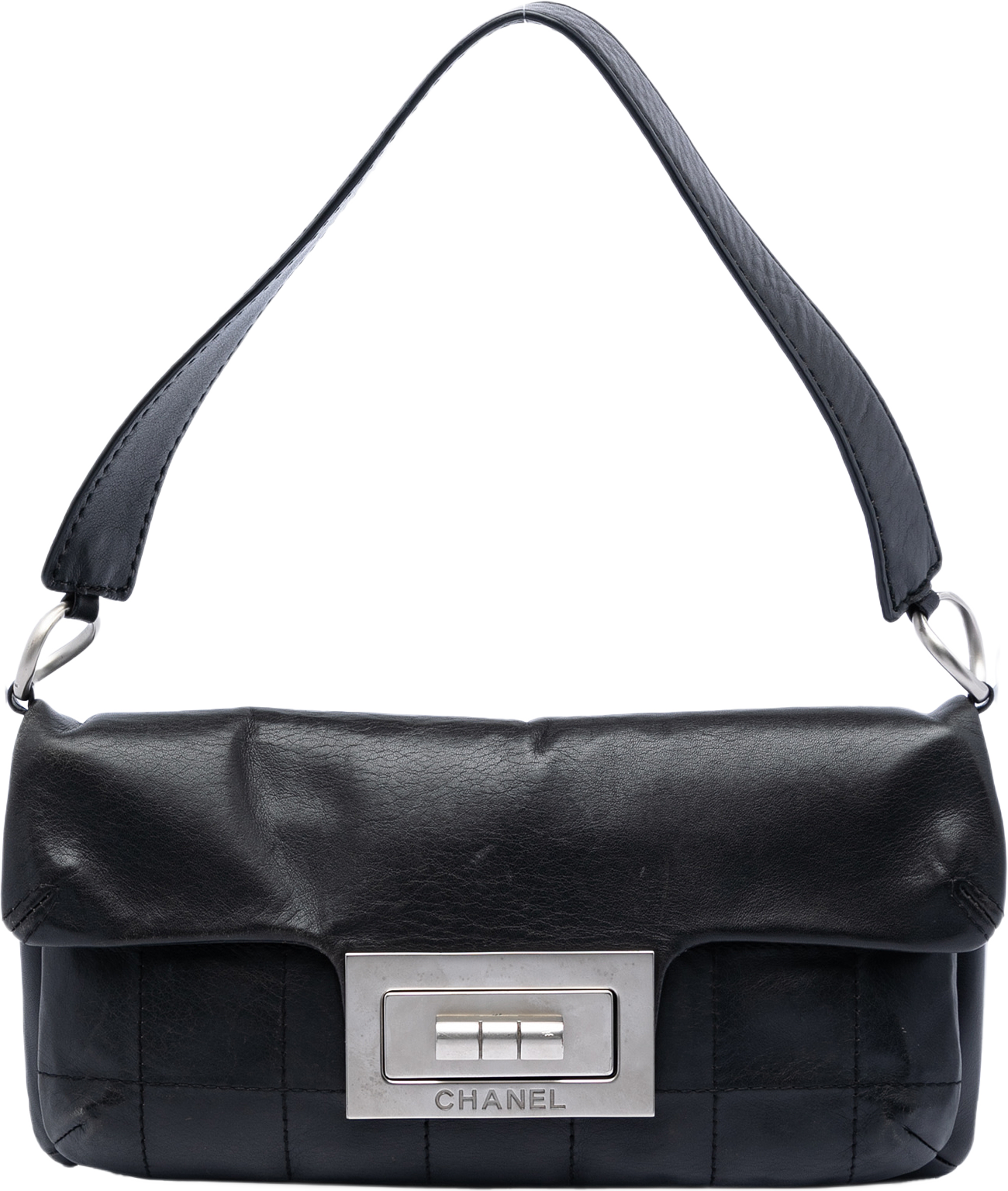 Chanel Chocolate Bar Calfskin Reissue 2.55 Flap, från Luxclusif, i färgen black. Klicka för att öppna bilden i stort format
