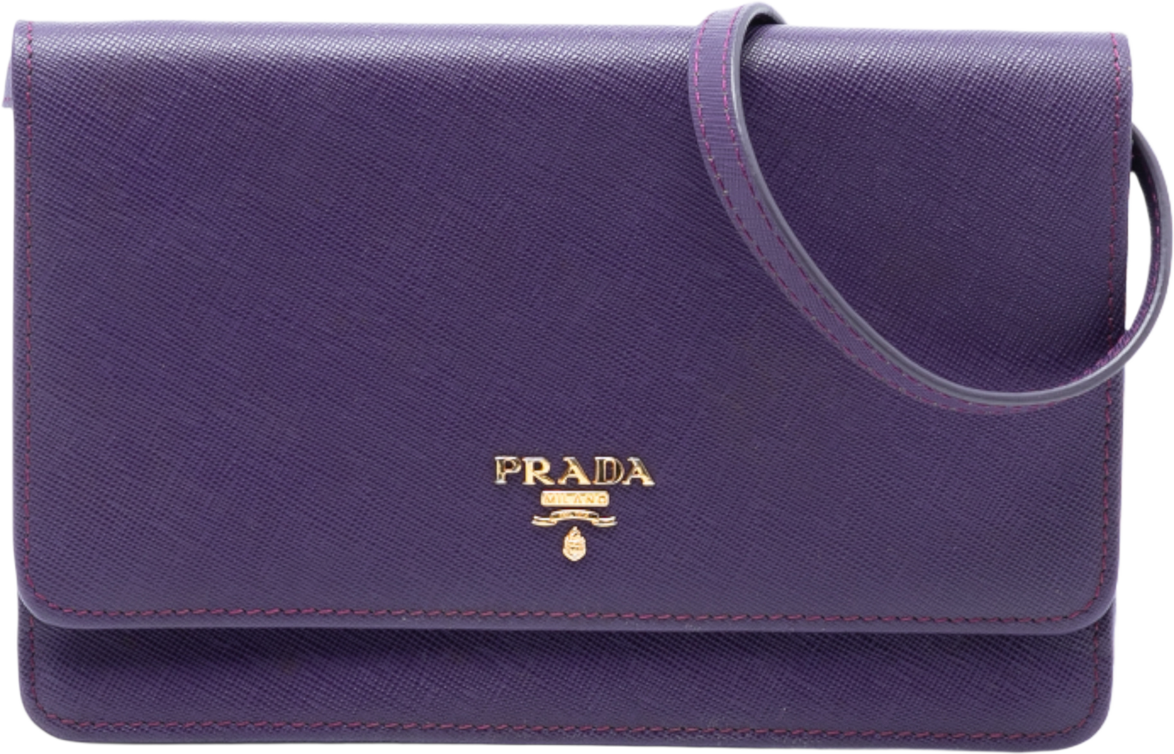 Prada Saffiano Wallet On Strap, från Luxclusif, i färgen dark purple. Klicka för att öppna bilden i stort format