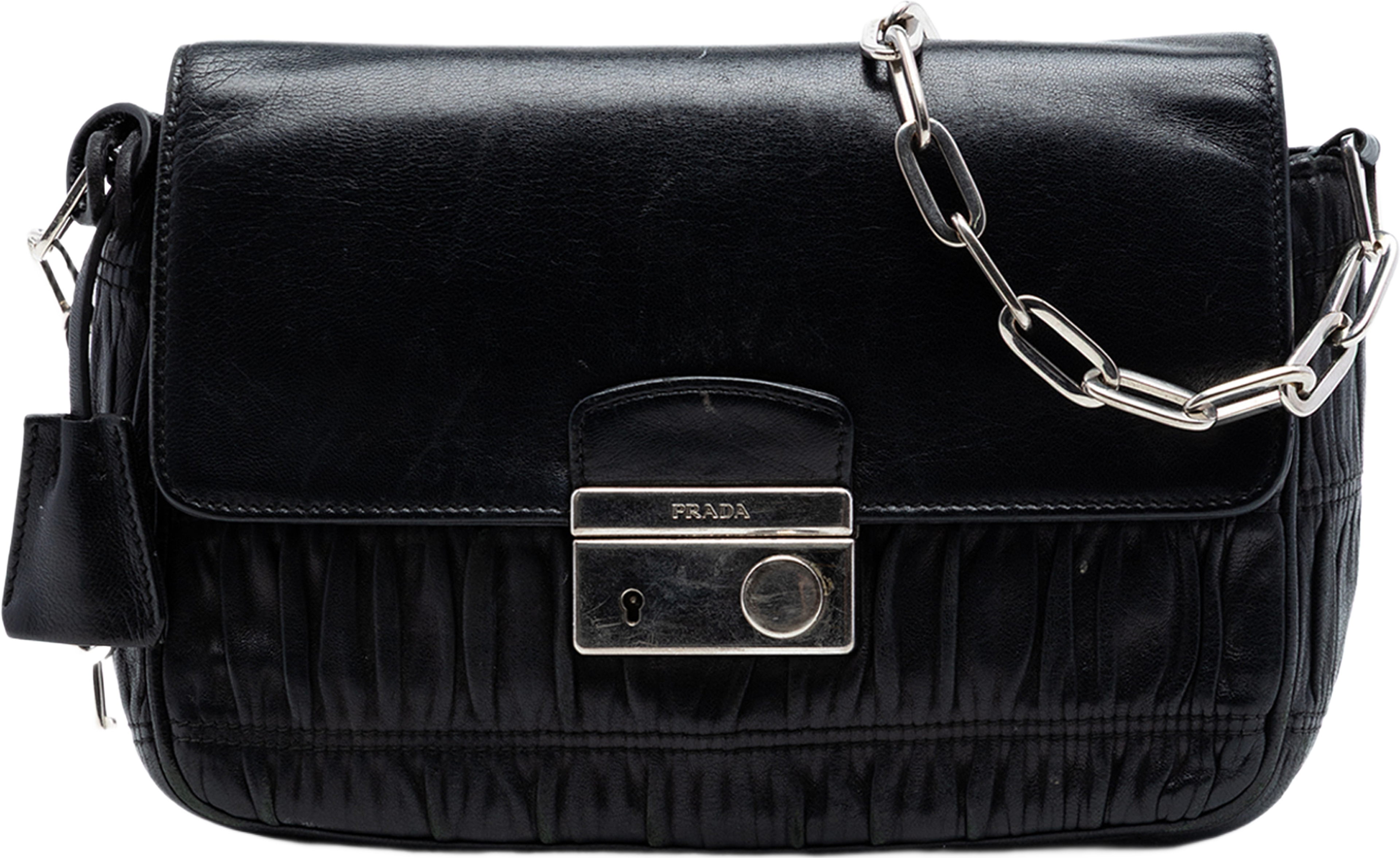 Prada Nappa Gaufre Sound Lock Shoulder Bag, från Luxclusif, i färgen svart. Klicka för att öppna bilden i stort format