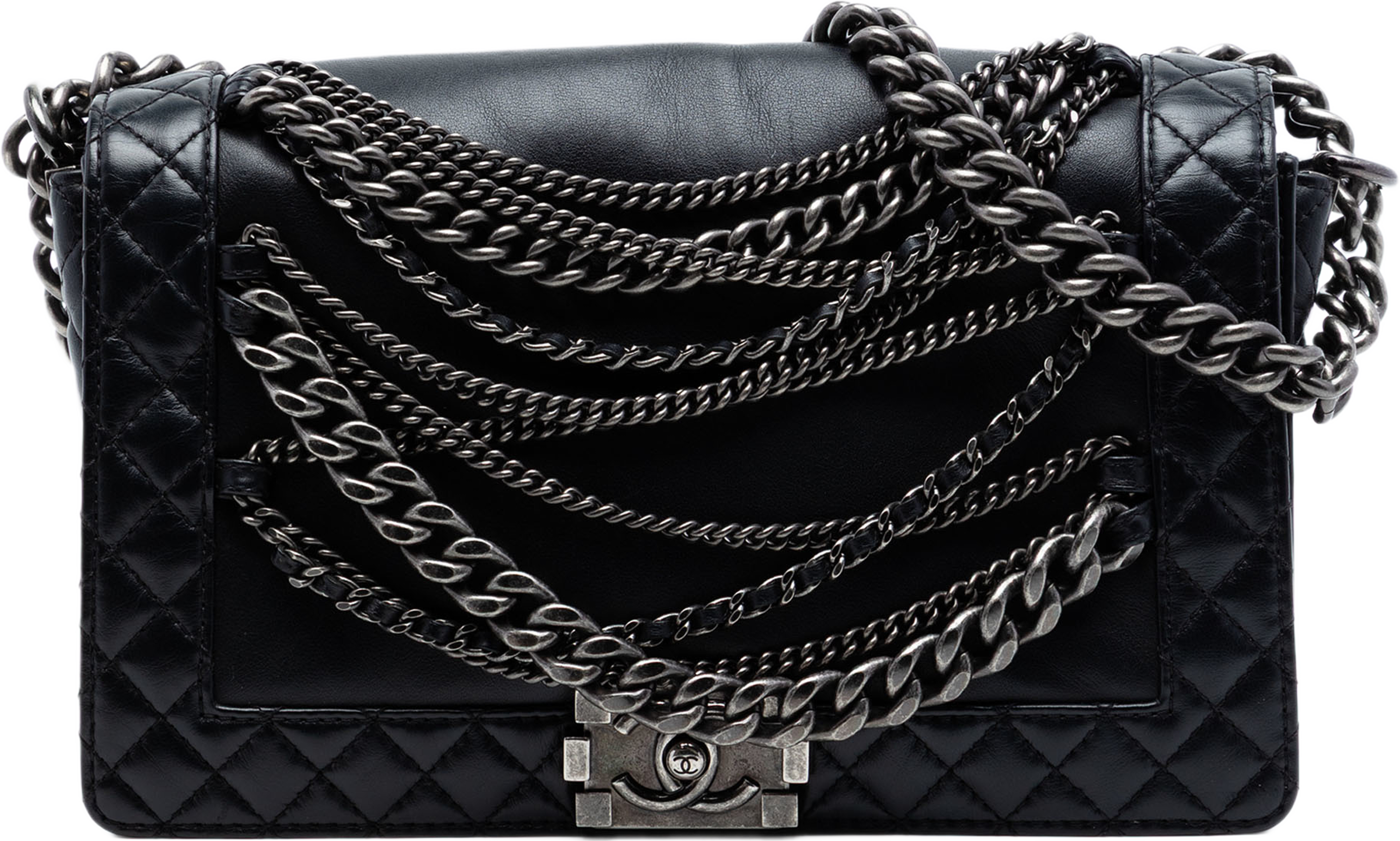 Chanel Medium Paris Dallas Enchained Boy Flap, från Luxclusif, i färgen black. Klicka för att öppna bilden i stort format
